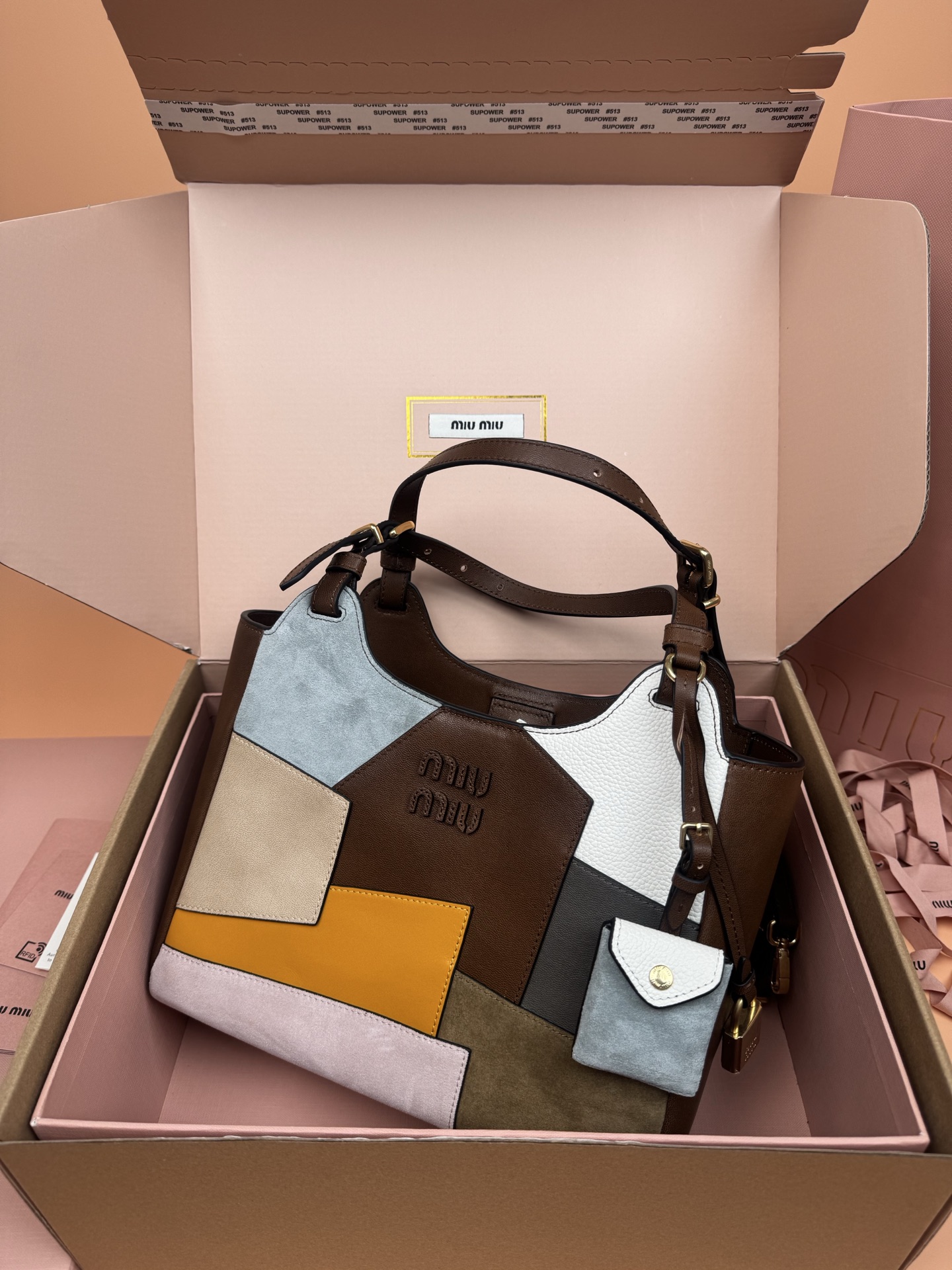 【特级五金原厂皮】

新款设计独特皮质柔软，粒面更加耐磨耐用，可调节的肩带支持手拎和单肩，不用担心身高体重问题～包包还配有卡包挂锁增加整体时尚感，内里多分层吸扣设计牢固安全性很高，适合通勤和旅行✈️

編號：MM5BB304
编号：MM5BB098
编号：MM5BB099
编号：MM5BB462