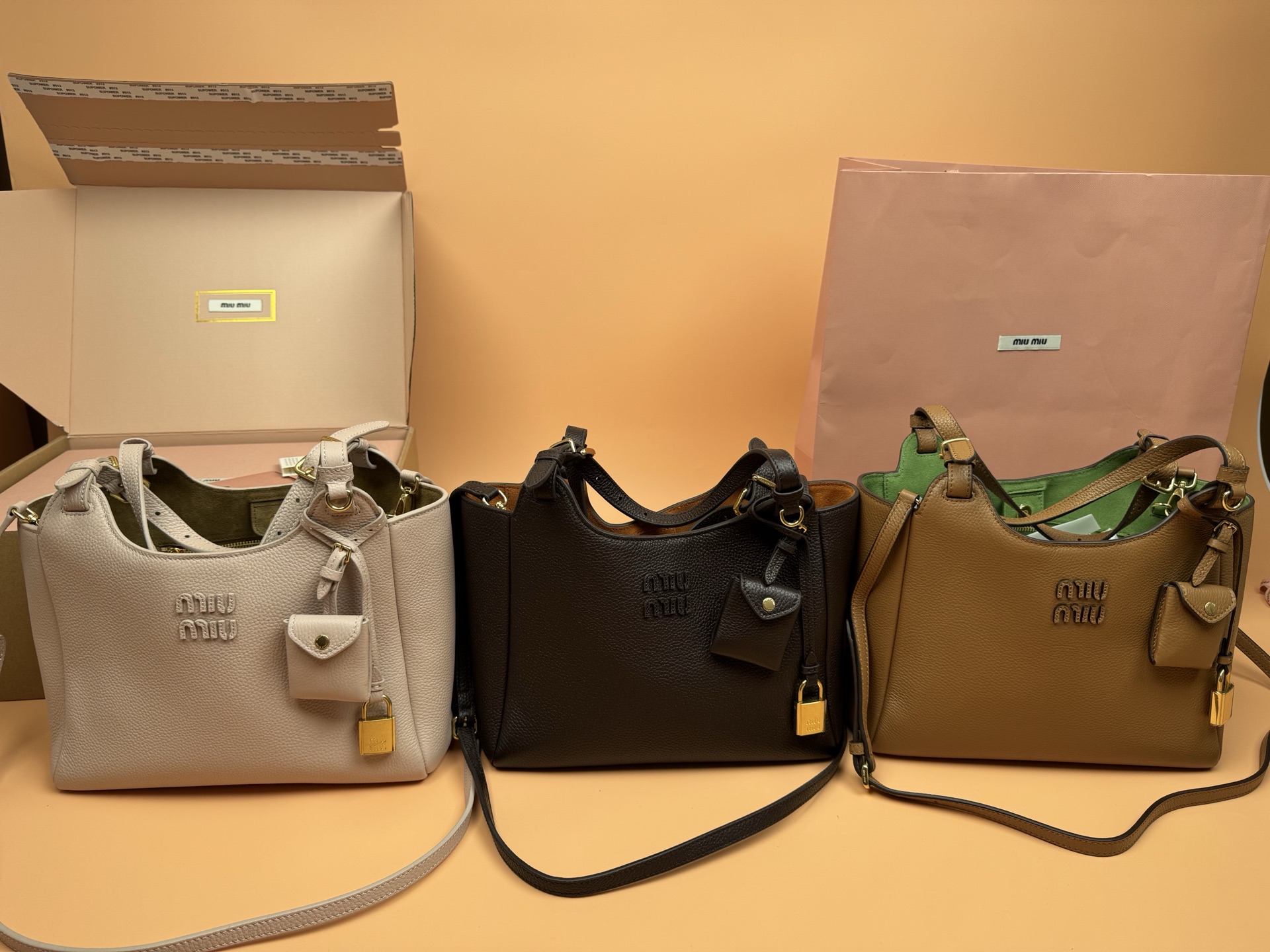 【特级五金原厂皮】25ss 秋冬伊势丹限定篮子包

秋冬季仍然少不了的伊势丹限定系列占时尚圈一席之地啦！新款的菜篮子包设计独特皮质柔软，粒面更加耐磨耐用，可调节的肩带支持手拎和单肩，不用担心身高体重问题～包包还配有卡包挂锁增加整体时尚感，内里多分层吸扣设计牢固安全性很高，适合通勤和旅行✈️

尺寸:W2&times;H34&times;D13cm
編號：MM5BB304