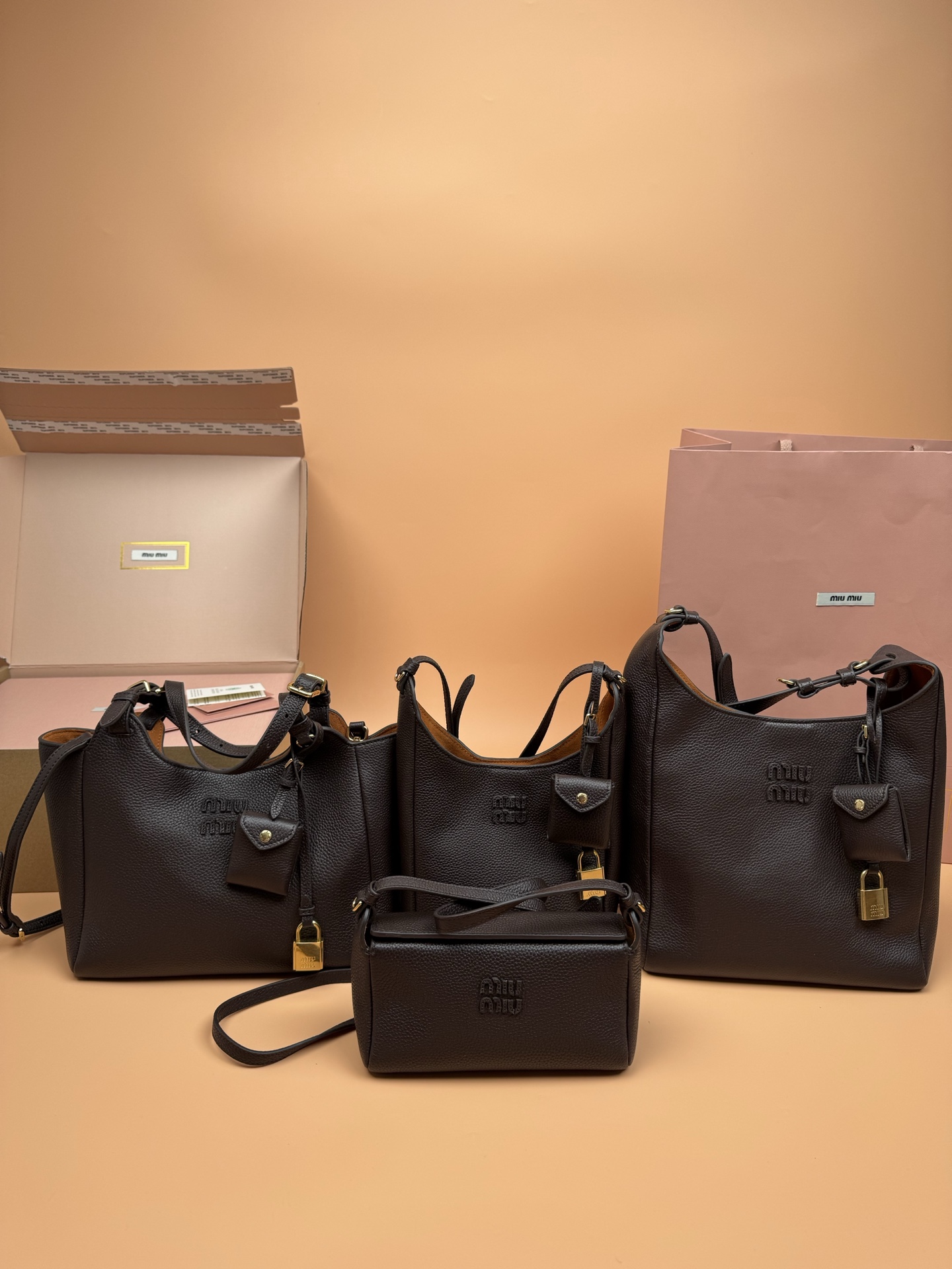 【特级五金原厂皮】

新款设计独特皮质柔软，粒面更加耐磨耐用，可调节的肩带支持手拎和单肩，不用担心身高体重问题～包包还配有卡包挂锁增加整体时尚感，内里多分层吸扣设计牢固安全性很高，适合通勤和旅行✈️

編號：MM5BB304
编号：MM5BB098
编号：MM5BB099
编号：MM5BB462