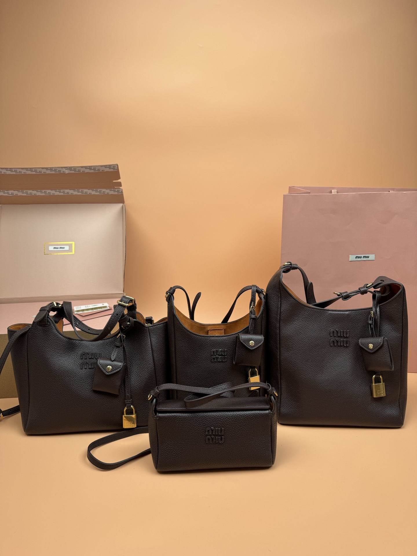 【特级五金原厂皮】

新款设计独特皮质柔软，粒面更加耐磨耐用，可调节的肩带支持手拎和单肩，不用担心身高体重问题～包包还配有卡包挂锁增加整体时尚感，内里多分层吸扣设计牢固安全性很高，适合通勤和旅行✈️

編號：MM5BB304
编号：MM5BB098
编号：MM5BB099
编号：MM5BB462