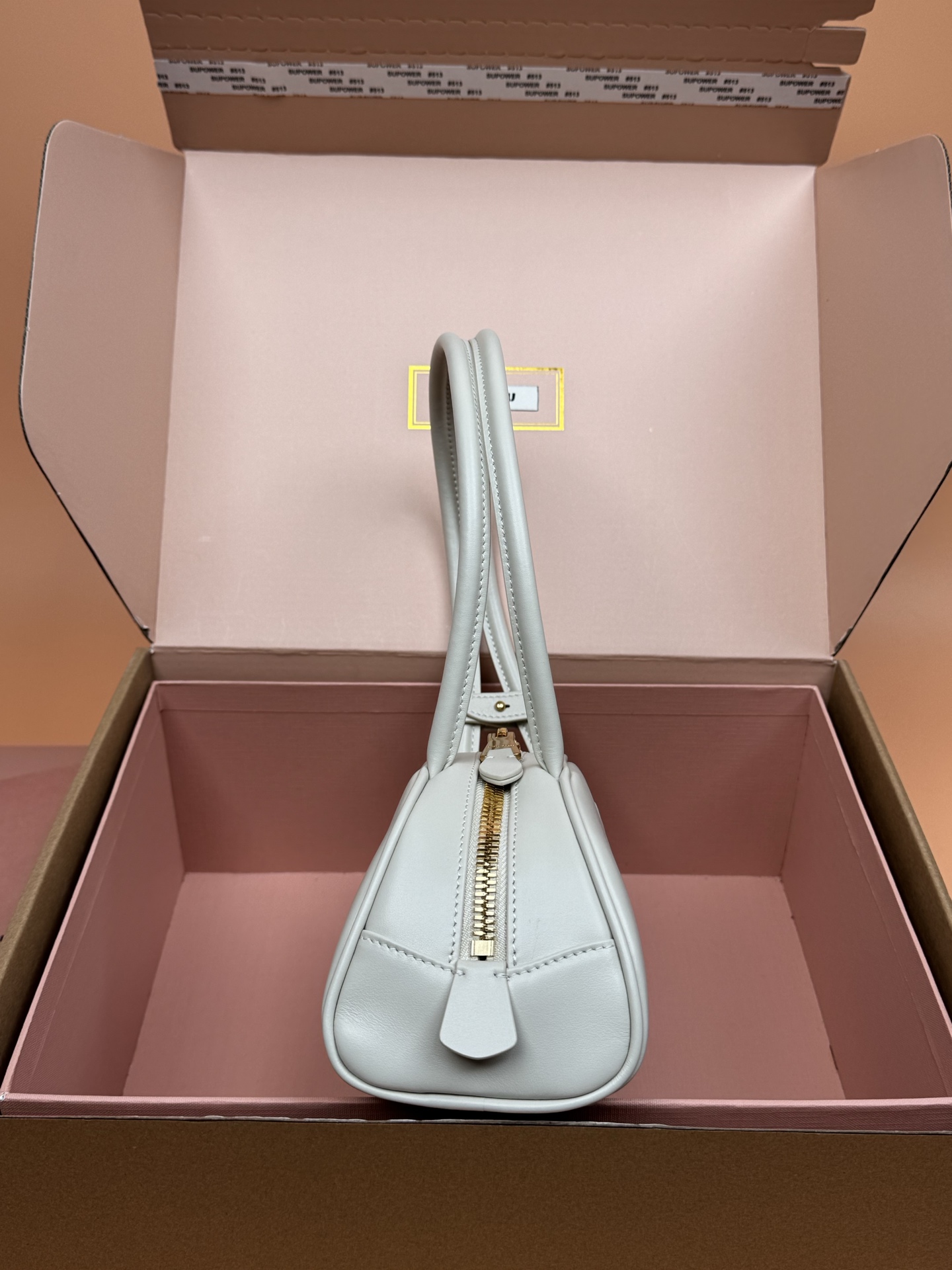 p750。【特级五金原厂皮】Beau牛皮革手袋【小号】白色

灵感源自经典保龄球包造型，Beau手袋在这款柔软皮革版本中被重新演绎，具有结构化的体积和圆润的线条，体现了精致的功能性。
尺寸:W23&times;H11.5&times;D10cm
編號：5BB192