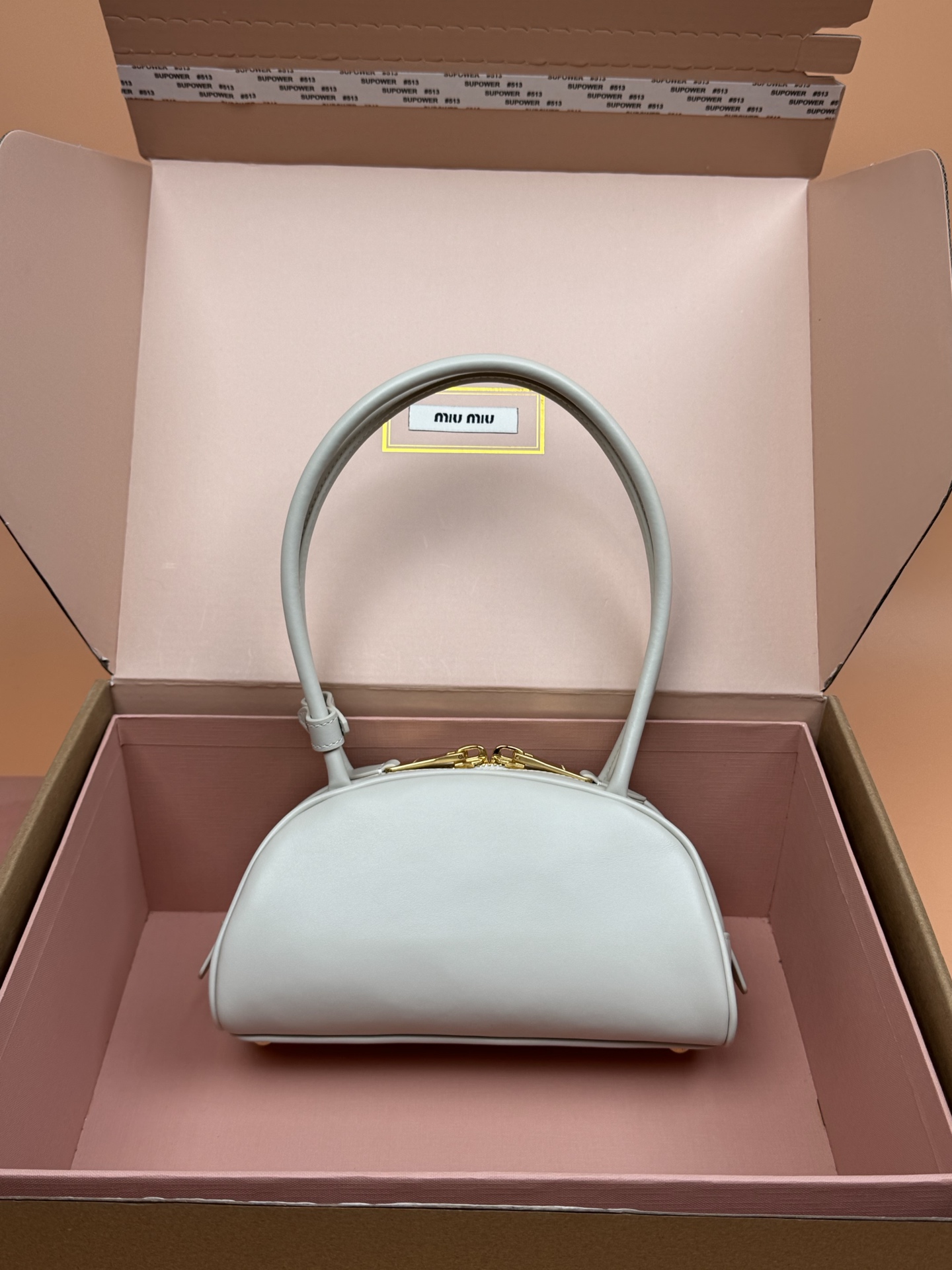 p750。【特级五金原厂皮】Beau牛皮革手袋【小号】白色

灵感源自经典保龄球包造型，Beau手袋在这款柔软皮革版本中被重新演绎，具有结构化的体积和圆润的线条，体现了精致的功能性。
尺寸:W23&times;H11.5&times;D10cm
編號：5BB192