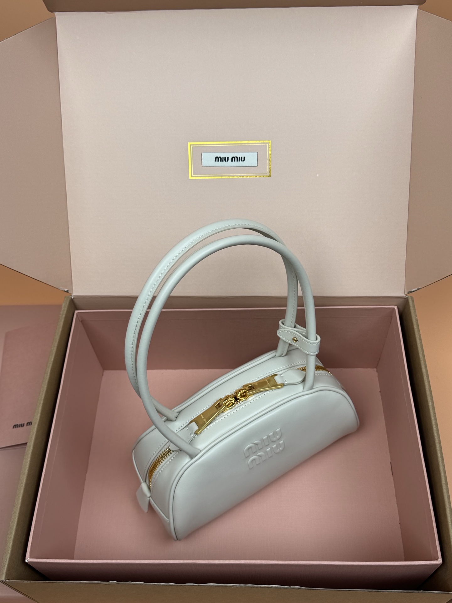 p750。【特级五金原厂皮】Beau牛皮革手袋【小号】白色

灵感源自经典保龄球包造型，Beau手袋在这款柔软皮革版本中被重新演绎，具有结构化的体积和圆润的线条，体现了精致的功能性。
尺寸:W23&times;H11.5&times;D10cm
編號：5BB192