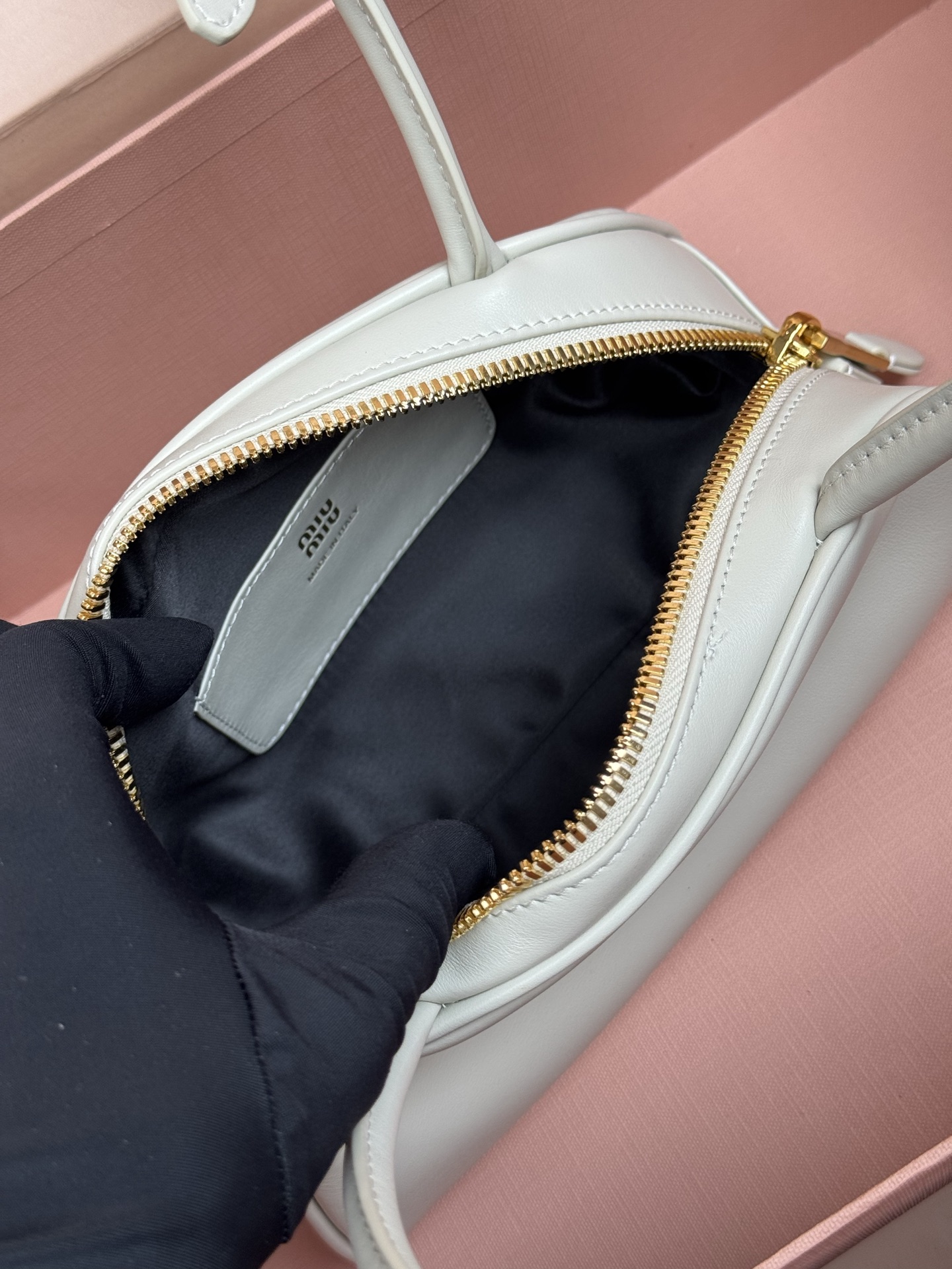 p750。【特级五金原厂皮】Beau牛皮革手袋【小号】白色

灵感源自经典保龄球包造型，Beau手袋在这款柔软皮革版本中被重新演绎，具有结构化的体积和圆润的线条，体现了精致的功能性。
尺寸:W23&times;H11.5&times;D10cm
編號：5BB192