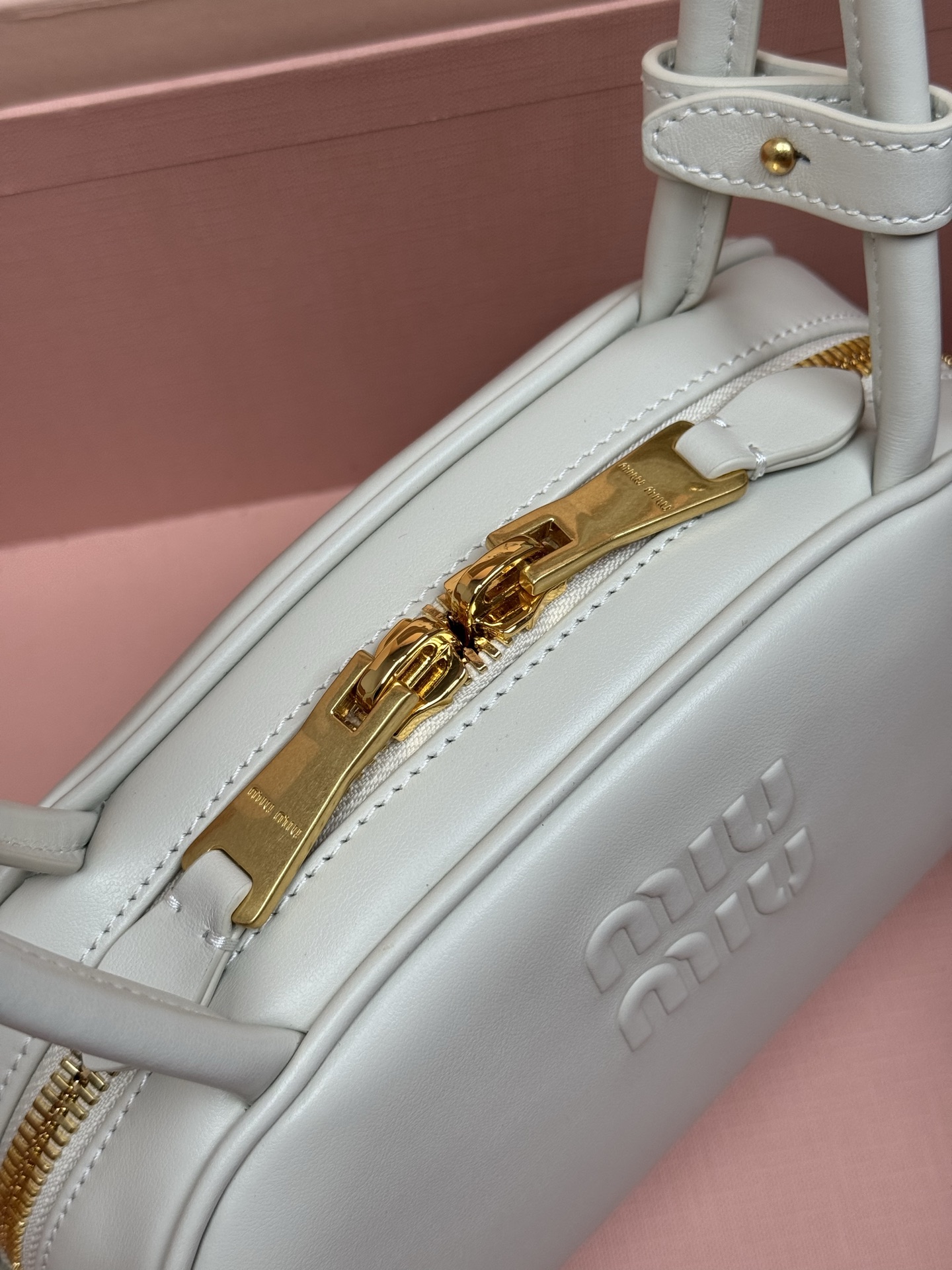 p750。【特级五金原厂皮】Beau牛皮革手袋【小号】白色

灵感源自经典保龄球包造型，Beau手袋在这款柔软皮革版本中被重新演绎，具有结构化的体积和圆润的线条，体现了精致的功能性。
尺寸:W23&times;H11.5&times;D10cm
編號：5BB192