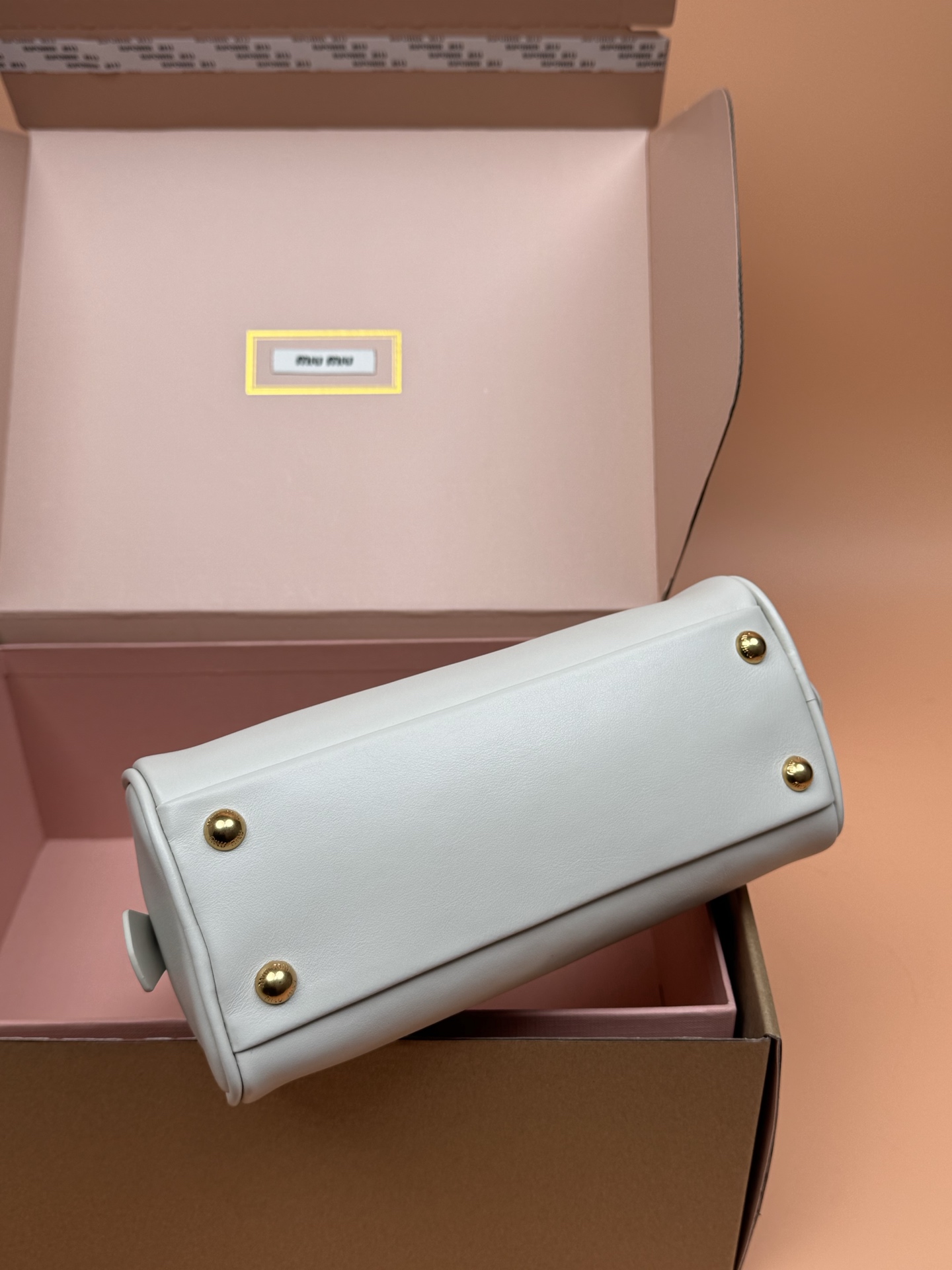 p750。【特级五金原厂皮】Beau牛皮革手袋【小号】白色

灵感源自经典保龄球包造型，Beau手袋在这款柔软皮革版本中被重新演绎，具有结构化的体积和圆润的线条，体现了精致的功能性。
尺寸:W23&times;H11.5&times;D10cm
編號：5BB192