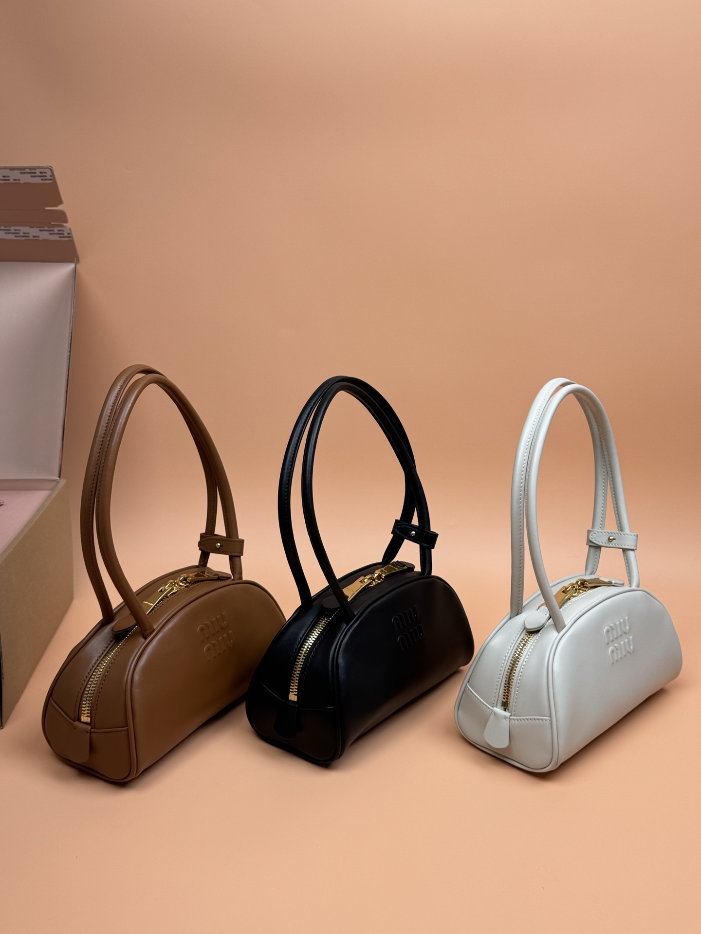 【特级五金原厂皮】Beau牛皮革手袋【小号】

灵感源自经典保龄球包造型，Beau手袋在这款柔软皮革版本中被重新演绎，具有结构化的体积和圆润的线条，体现了精致的功能性。
尺寸:W23&times;H11.5&times;D10cm
編號：5BB192