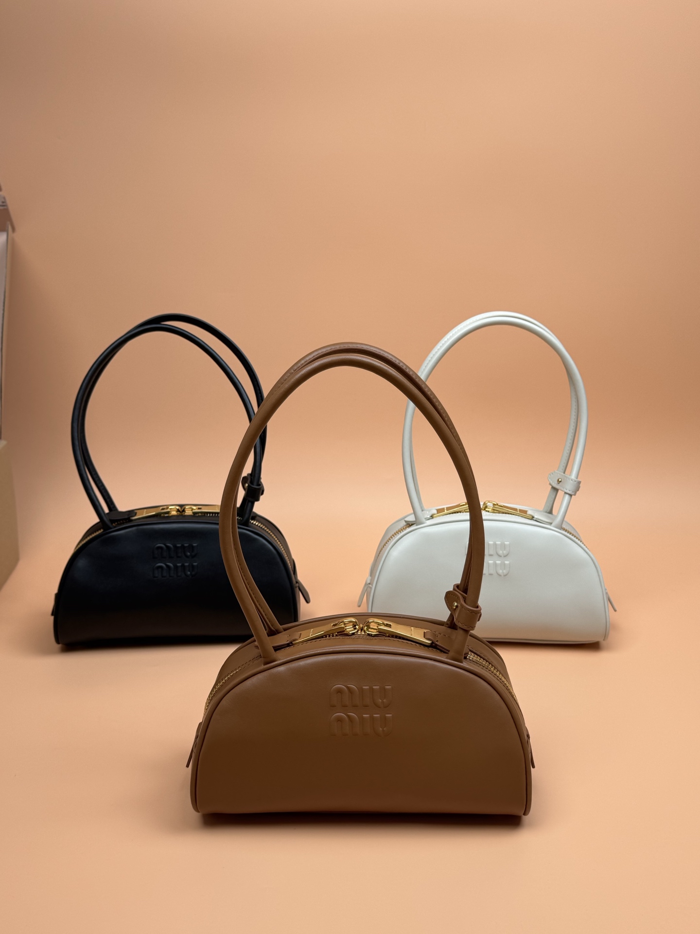 【特级五金原厂皮】Beau牛皮革手袋【小号】

灵感源自经典保龄球包造型，Beau手袋在这款柔软皮革版本中被重新演绎，具有结构化的体积和圆润的线条，体现了精致的功能性。
尺寸:W23&times;H11.5&times;D10cm
編號：5BB192