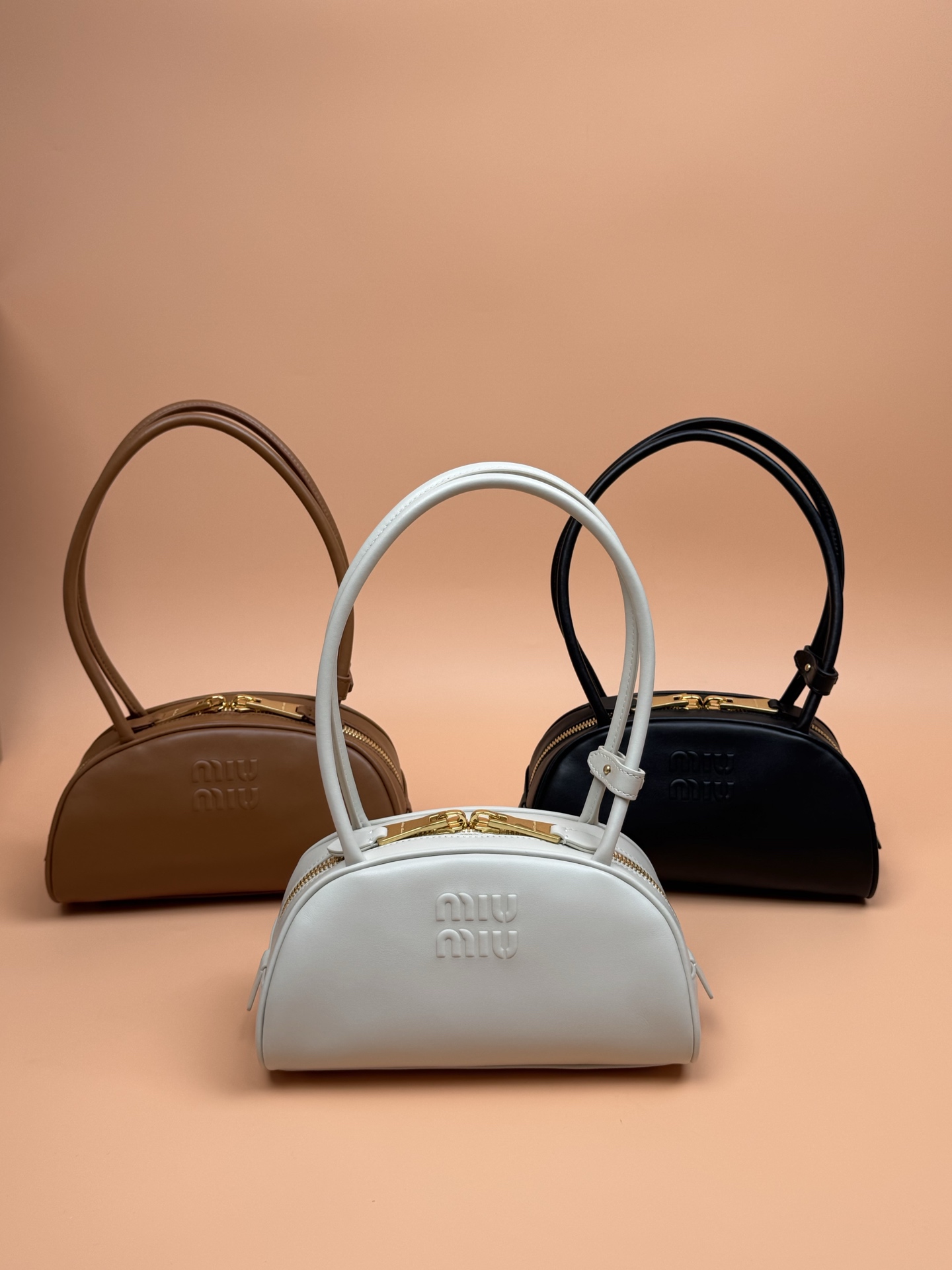 【特级五金原厂皮】Beau牛皮革手袋【小号】

灵感源自经典保龄球包造型，Beau手袋在这款柔软皮革版本中被重新演绎，具有结构化的体积和圆润的线条，体现了精致的功能性。
尺寸:W23&times;H11.5&times;D10cm
編號：5BB192