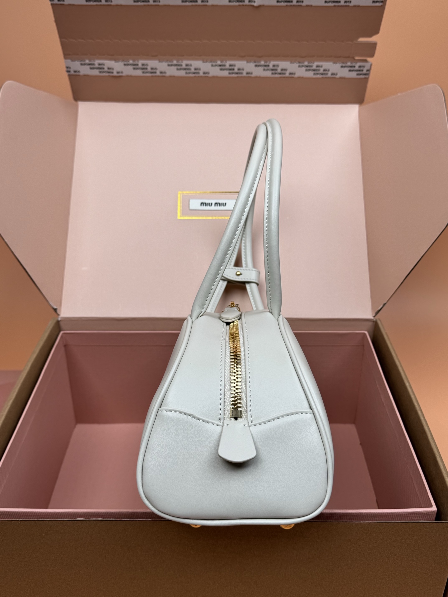 p800。【特级五金原厂皮】Beau牛皮革手袋【大号】白色

灵感源自经典保龄球包造型，Beau手袋在这款柔软皮革版本中被重新演绎，具有结构化的体积和圆润的线条，体现了精致的功能性。
尺寸:W30&times;H13&times;D13.5cm
編號：5BB193