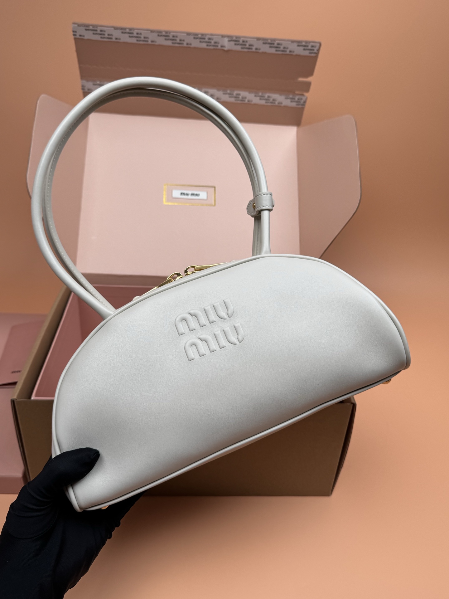 p800。【特级五金原厂皮】Beau牛皮革手袋【大号】白色

灵感源自经典保龄球包造型，Beau手袋在这款柔软皮革版本中被重新演绎，具有结构化的体积和圆润的线条，体现了精致的功能性。
尺寸:W30&times;H13&times;D13.5cm
編號：5BB193