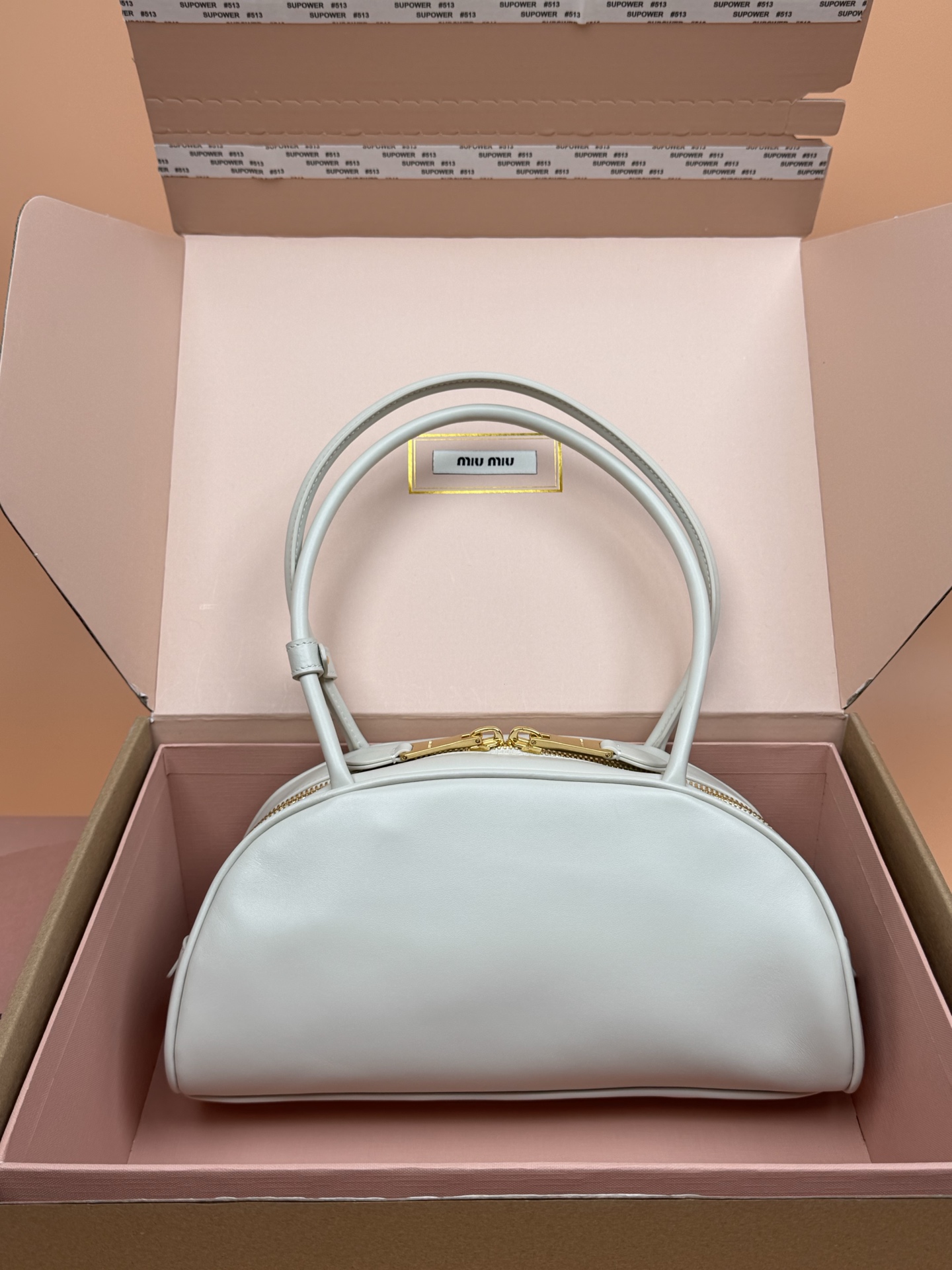 p800。【特级五金原厂皮】Beau牛皮革手袋【大号】白色

灵感源自经典保龄球包造型，Beau手袋在这款柔软皮革版本中被重新演绎，具有结构化的体积和圆润的线条，体现了精致的功能性。
尺寸:W30&times;H13&times;D13.5cm
編號：5BB193