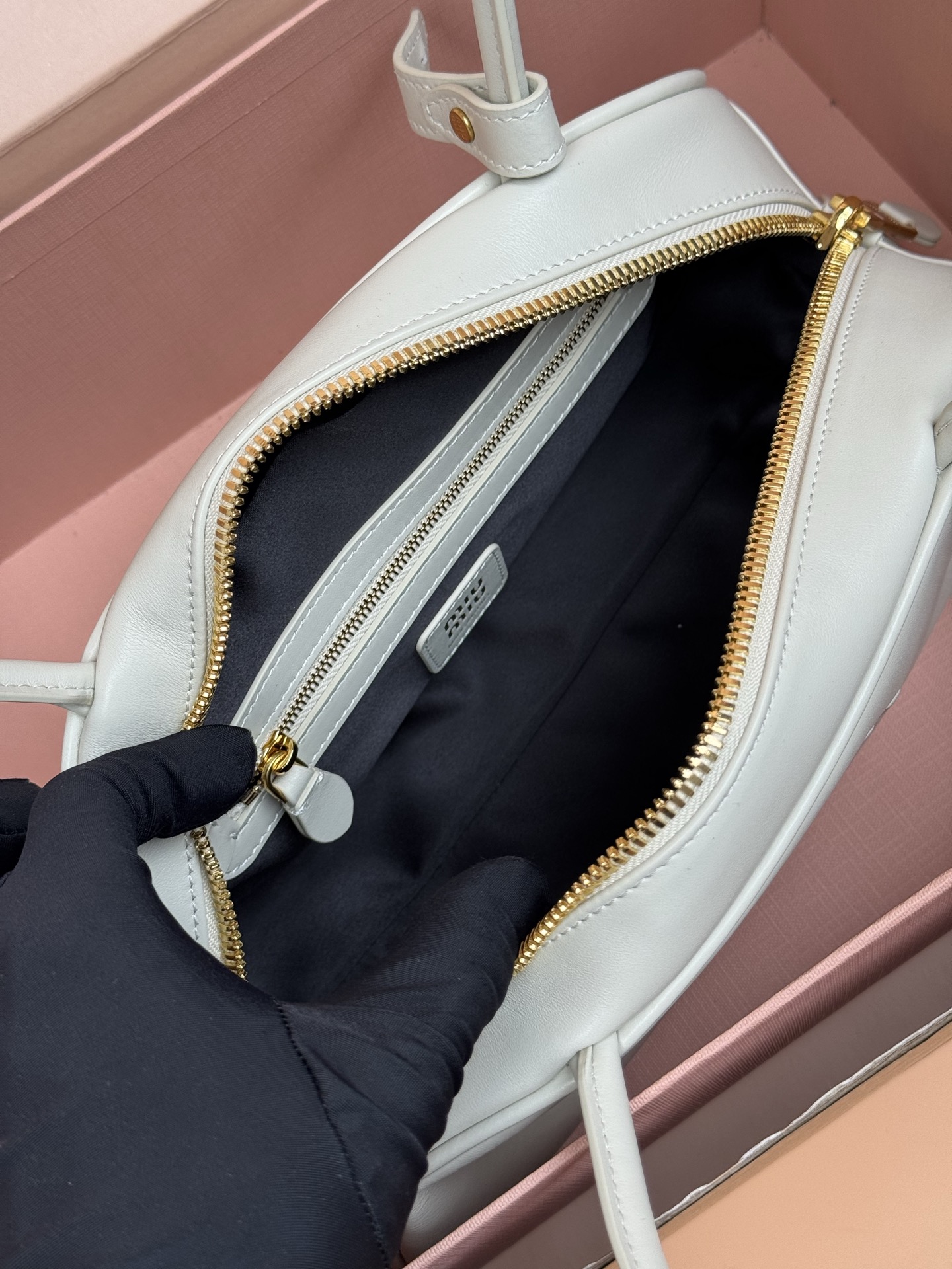 p800。【特级五金原厂皮】Beau牛皮革手袋【大号】白色

灵感源自经典保龄球包造型，Beau手袋在这款柔软皮革版本中被重新演绎，具有结构化的体积和圆润的线条，体现了精致的功能性。
尺寸:W30&times;H13&times;D13.5cm
編號：5BB193