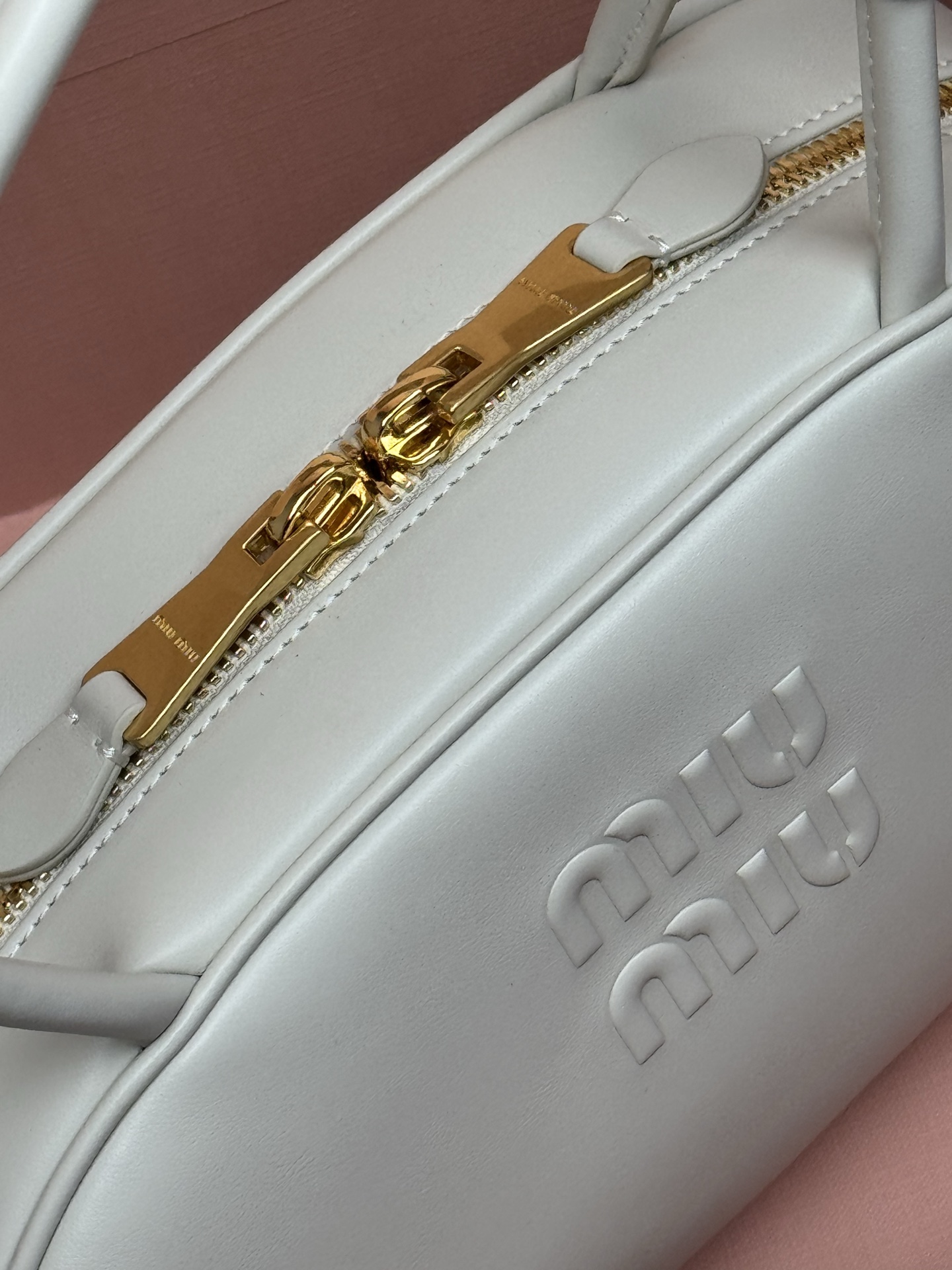 p800。【特级五金原厂皮】Beau牛皮革手袋【大号】白色

灵感源自经典保龄球包造型，Beau手袋在这款柔软皮革版本中被重新演绎，具有结构化的体积和圆润的线条，体现了精致的功能性。
尺寸:W30&times;H13&times;D13.5cm
編號：5BB193