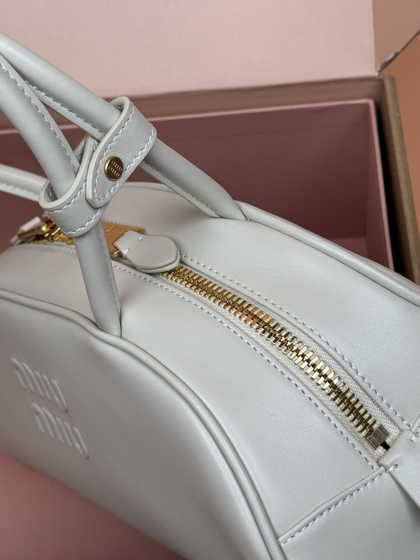 p800。【特级五金原厂皮】Beau牛皮革手袋【大号】白色

灵感源自经典保龄球包造型，Beau手袋在这款柔软皮革版本中被重新演绎，具有结构化的体积和圆润的线条，体现了精致的功能性。
尺寸:W30&times;H13&times;D13.5cm
編號：5BB193