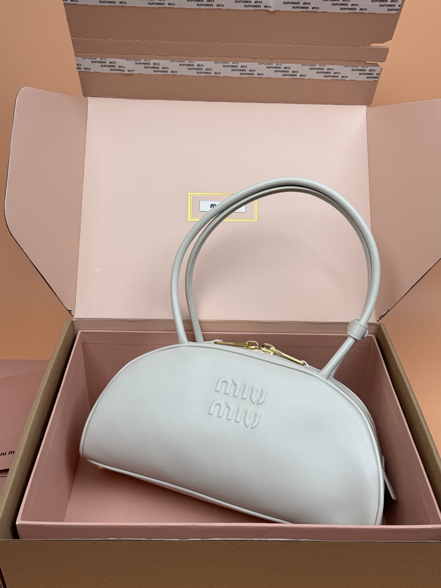 p800。【特级五金原厂皮】Beau牛皮革手袋【大号】白色

灵感源自经典保龄球包造型，Beau手袋在这款柔软皮革版本中被重新演绎，具有结构化的体积和圆润的线条，体现了精致的功能性。
尺寸:W30&times;H13&times;D13.5cm
編號：5BB193