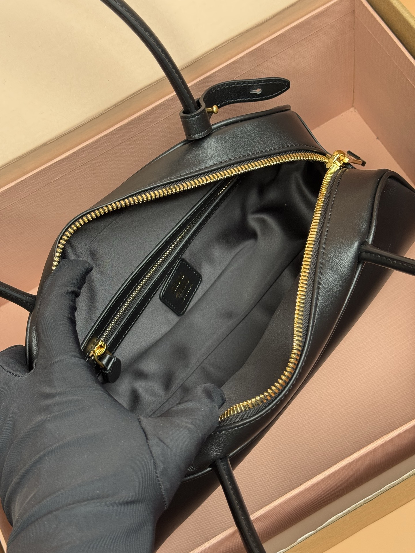 p800。【特级五金原厂皮】Beau牛皮革手袋【大号】黑色

灵感源自经典保龄球包造型，Beau手袋在这款柔软皮革版本中被重新演绎，具有结构化的体积和圆润的线条，体现了精致的功能性。
尺寸:W30&times;H13&times;D13.5cm
編號：5BB193