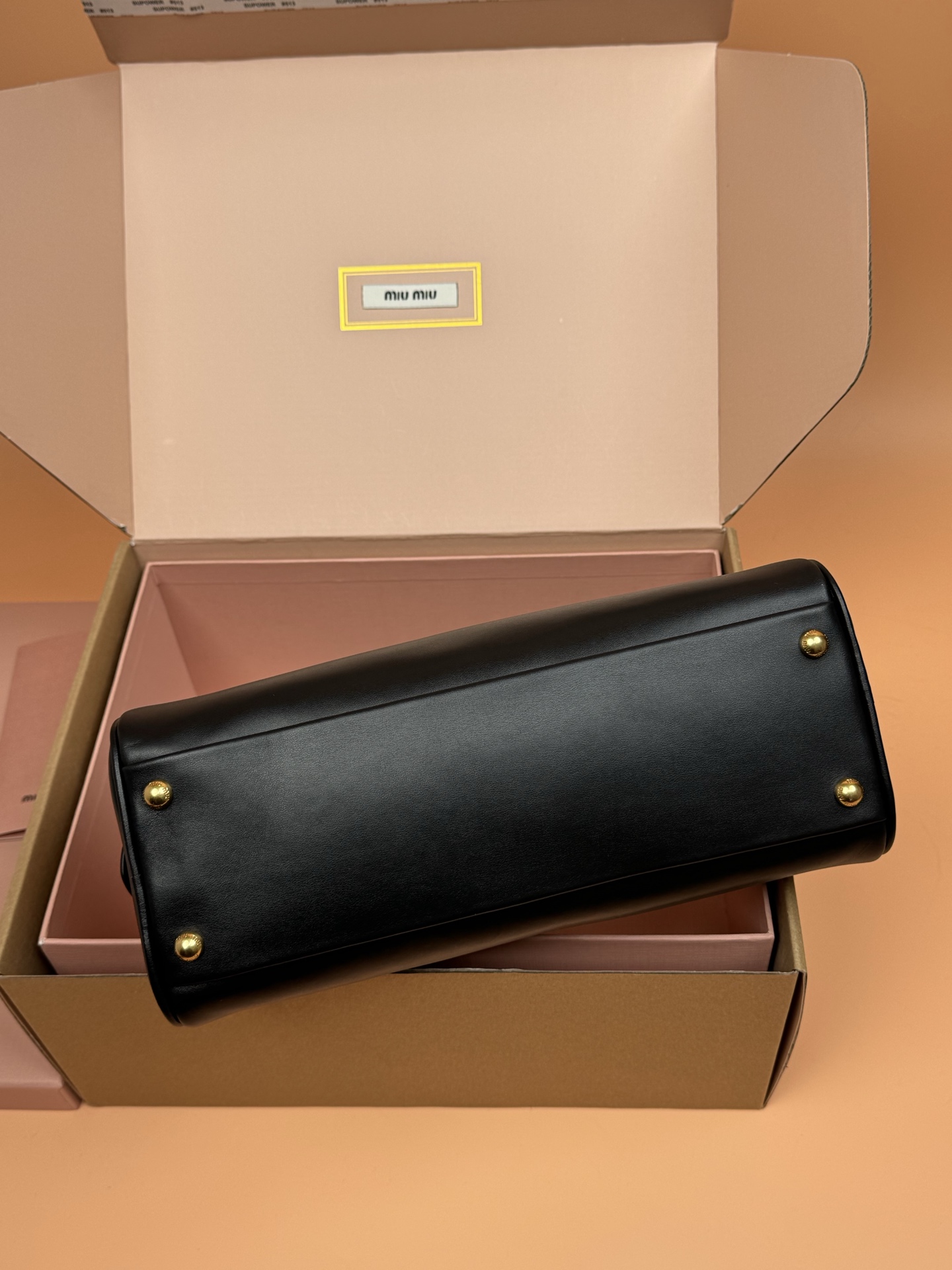 p800。【特级五金原厂皮】Beau牛皮革手袋【大号】黑色

灵感源自经典保龄球包造型，Beau手袋在这款柔软皮革版本中被重新演绎，具有结构化的体积和圆润的线条，体现了精致的功能性。
尺寸:W30&times;H13&times;D13.5cm
編號：5BB193