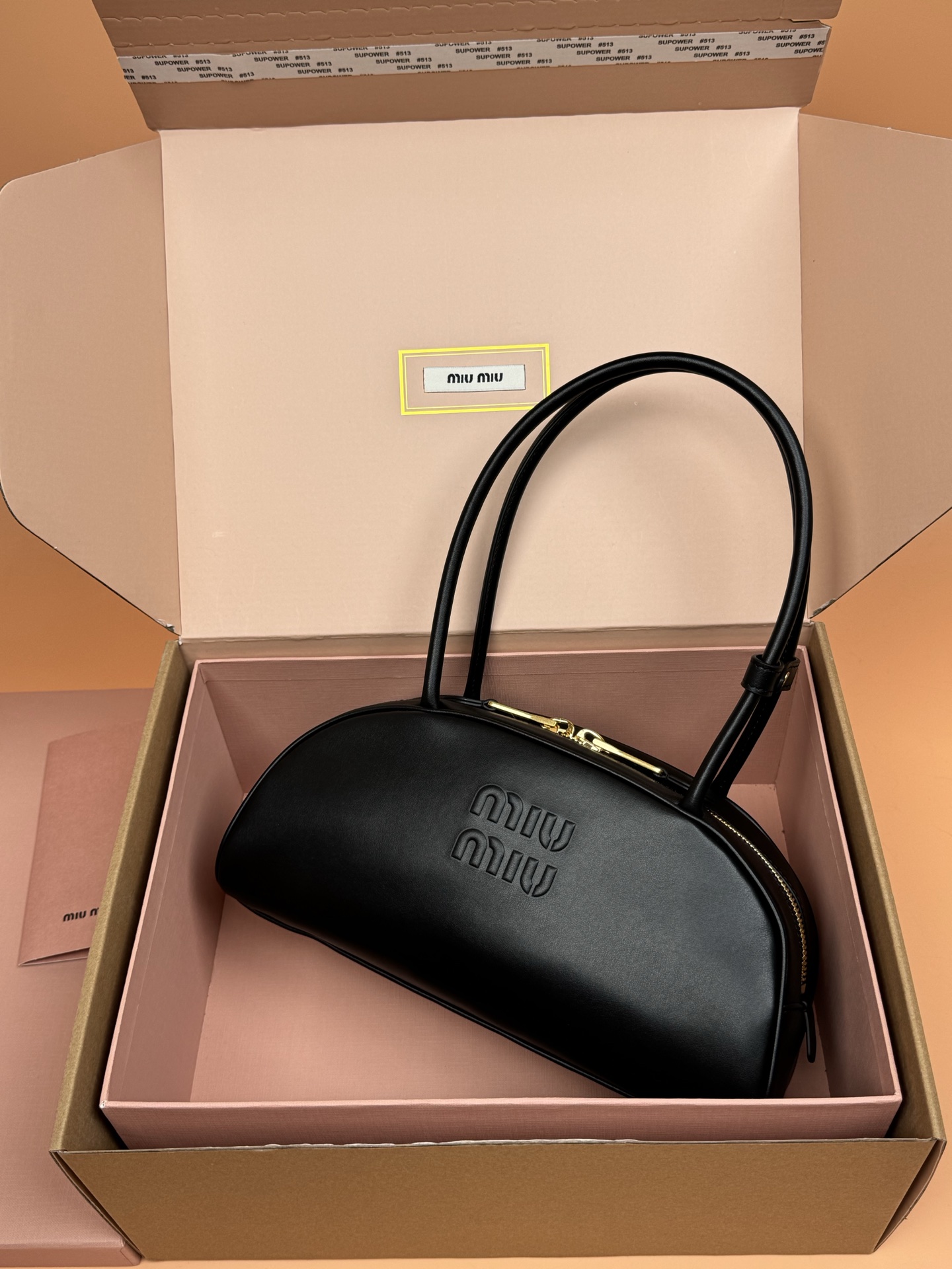 p800。【特级五金原厂皮】Beau牛皮革手袋【大号】黑色

灵感源自经典保龄球包造型，Beau手袋在这款柔软皮革版本中被重新演绎，具有结构化的体积和圆润的线条，体现了精致的功能性。
尺寸:W30&times;H13&times;D13.5cm
編號：5BB193