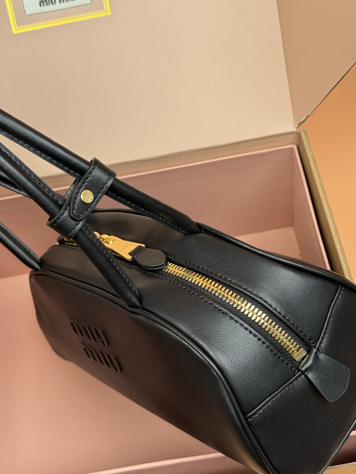 p800。【特级五金原厂皮】Beau牛皮革手袋【大号】黑色

灵感源自经典保龄球包造型，Beau手袋在这款柔软皮革版本中被重新演绎，具有结构化的体积和圆润的线条，体现了精致的功能性。
尺寸:W30&times;H13&times;D13.5cm
編號：5BB193