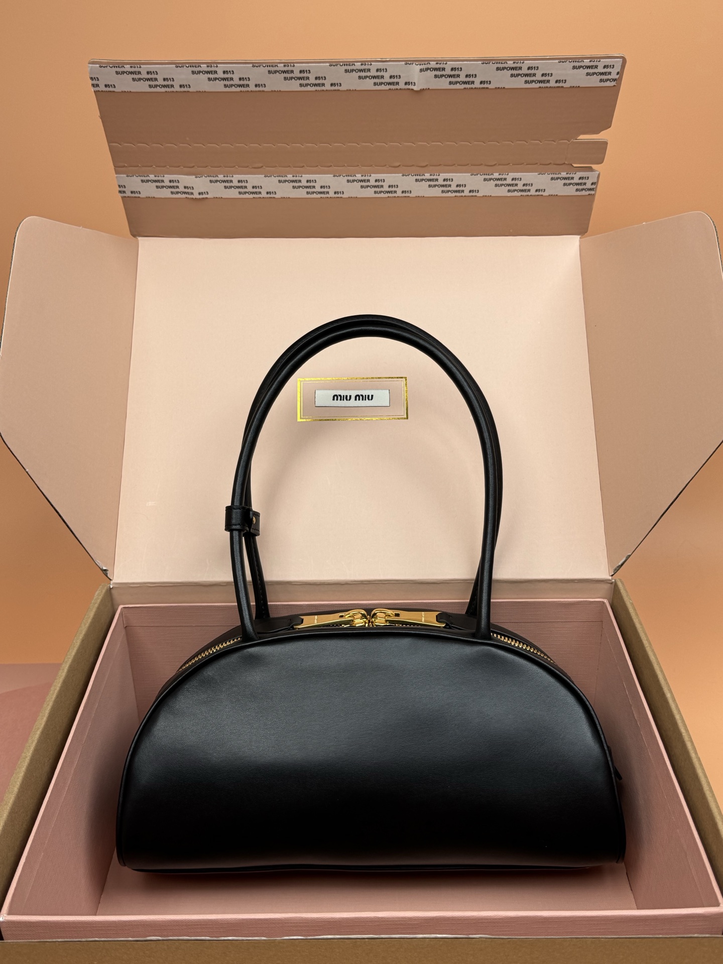 p800。【特级五金原厂皮】Beau牛皮革手袋【大号】黑色

灵感源自经典保龄球包造型，Beau手袋在这款柔软皮革版本中被重新演绎，具有结构化的体积和圆润的线条，体现了精致的功能性。
尺寸:W30&times;H13&times;D13.5cm
編號：5BB193