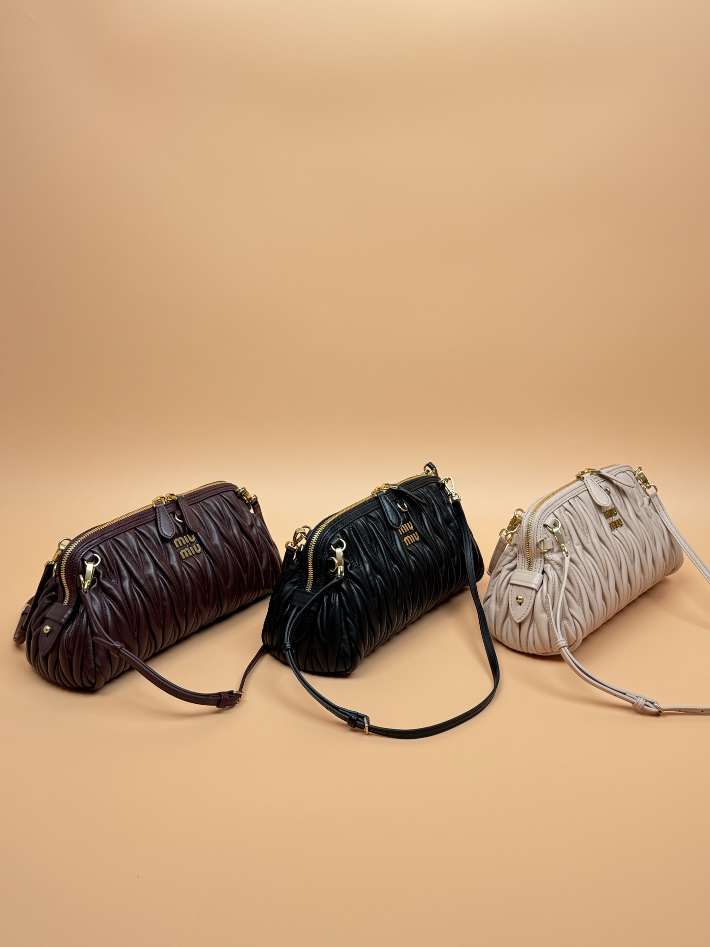 【特级五金原厂皮】Matelass&eacute;羊皮革手袋～

这款手袋采用Matelassa&eacute;工艺，立体纹理与精致盾质感为经典廓形带来全新演绎，结合了时装秀的灵感和现代女性气质，在风格实验和精致多样性之间取得了平衡。
～两条可拆卸滑动肩带
～金色五金配件
～拉链开合
～带衬里配贴袋
～正面字母徽标
尺寸:W28&times;H16&times;D12cm
編號：5BF130