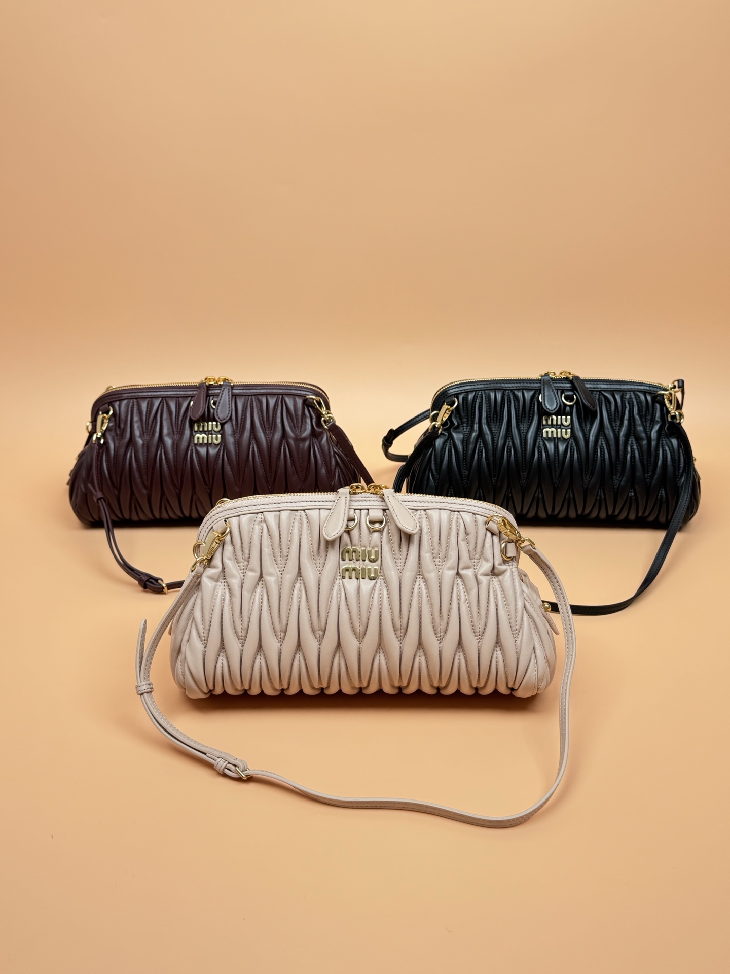 【特级五金原厂皮】Matelass&eacute;羊皮革手袋～

这款手袋采用Matelassa&eacute;工艺，立体纹理与精致盾质感为经典廓形带来全新演绎，结合了时装秀的灵感和现代女性气质，在风格实验和精致多样性之间取得了平衡。
～两条可拆卸滑动肩带
～金色五金配件
～拉链开合
～带衬里配贴袋
～正面字母徽标
尺寸:W28&times;H16&times;D12cm
編號：5BF130