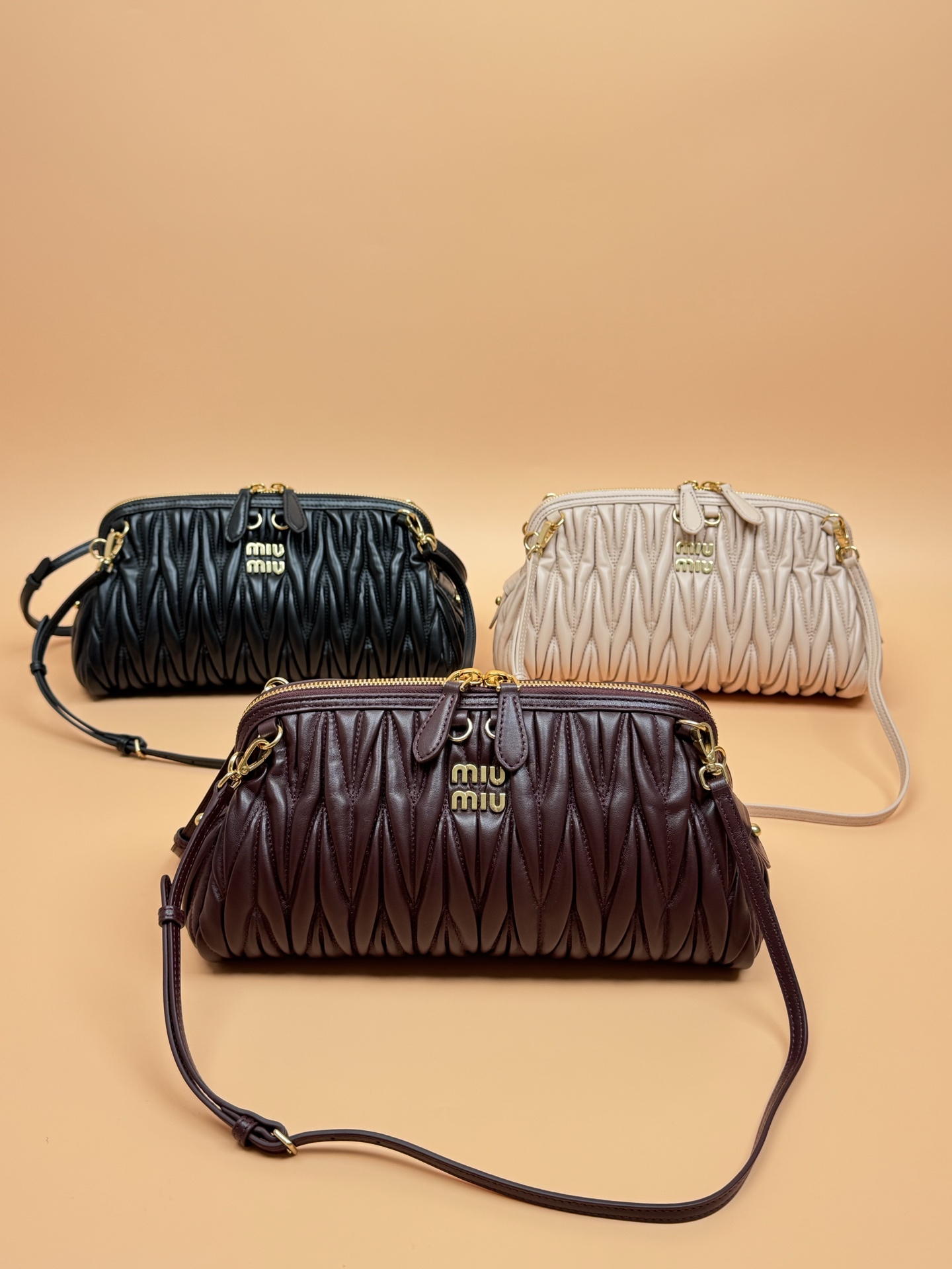 【特级五金原厂皮】Matelass&eacute;羊皮革手袋～

这款手袋采用Matelassa&eacute;工艺，立体纹理与精致盾质感为经典廓形带来全新演绎，结合了时装秀的灵感和现代女性气质，在风格实验和精致多样性之间取得了平衡。
～两条可拆卸滑动肩带
～金色五金配件
～拉链开合
～带衬里配贴袋
～正面字母徽标
尺寸:W28&times;H16&times;D12cm
編號：5BF130