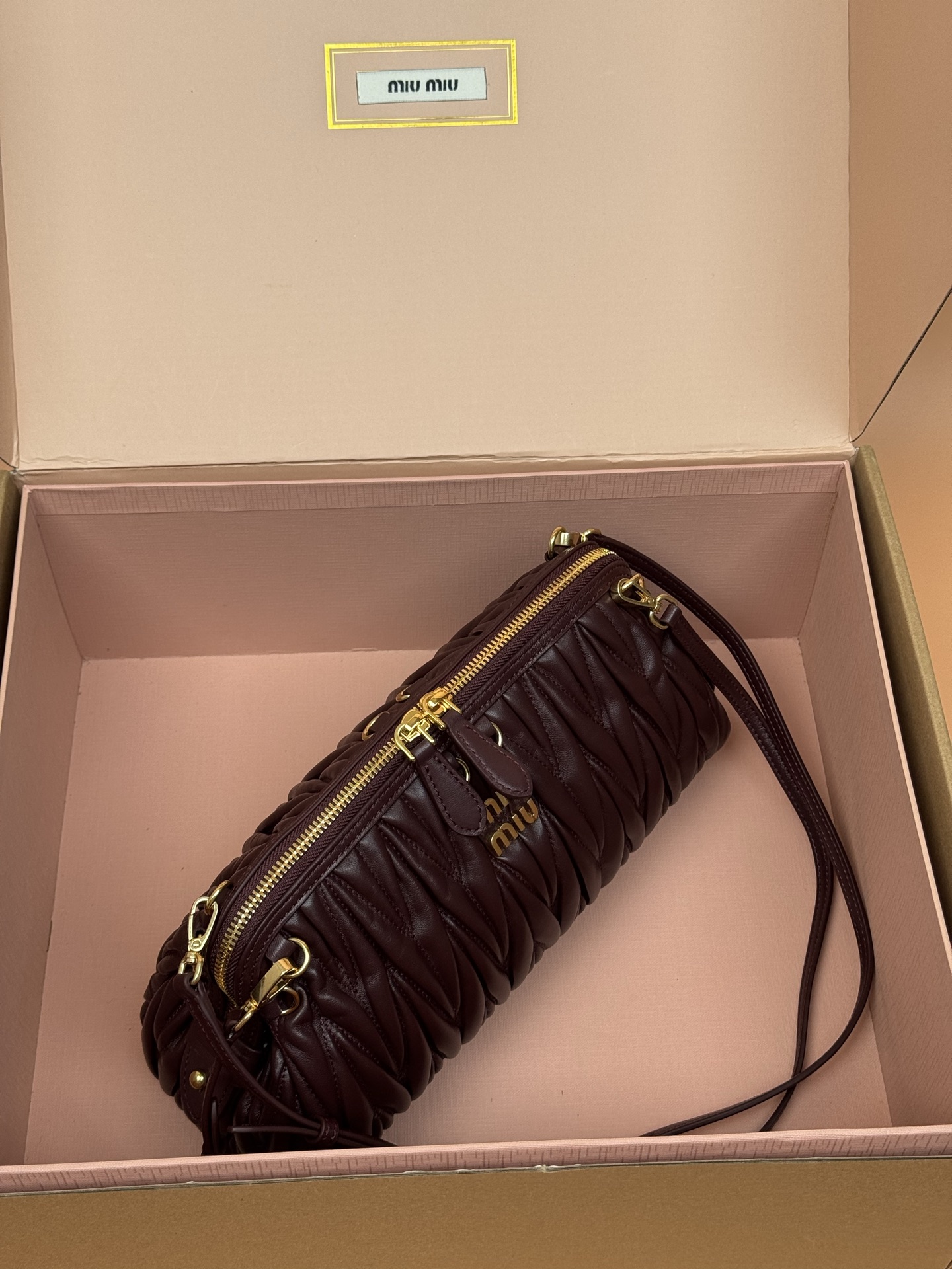 p920。【特级五金原厂皮】Matelass&eacute;羊皮革手袋～石南木

这款手袋采用Matelassa&eacute;工艺，立体纹理与精致盾质感为经典廓形带来全新演绎，结合了时装秀的灵感和现代女性气质，在风格实验和精致多样性之间取得了平衡。
～两条可拆卸滑动肩带
～金色五金配件
～拉链开合
～带衬里配贴袋
～正面字母徽标
尺寸:W28&times;H16&times;D12cm
編號：5BF130