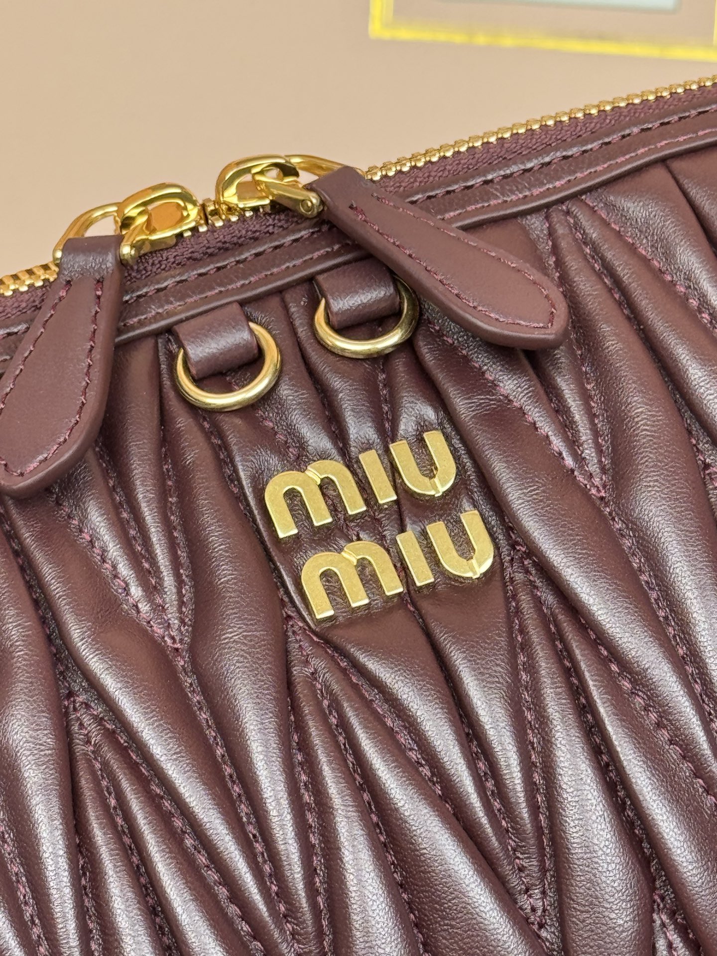 p920。【特级五金原厂皮】Matelass&eacute;羊皮革手袋～石南木

这款手袋采用Matelassa&eacute;工艺，立体纹理与精致盾质感为经典廓形带来全新演绎，结合了时装秀的灵感和现代女性气质，在风格实验和精致多样性之间取得了平衡。
～两条可拆卸滑动肩带
～金色五金配件
～拉链开合
～带衬里配贴袋
～正面字母徽标
尺寸:W28&times;H16&times;D12cm
編號：5BF130