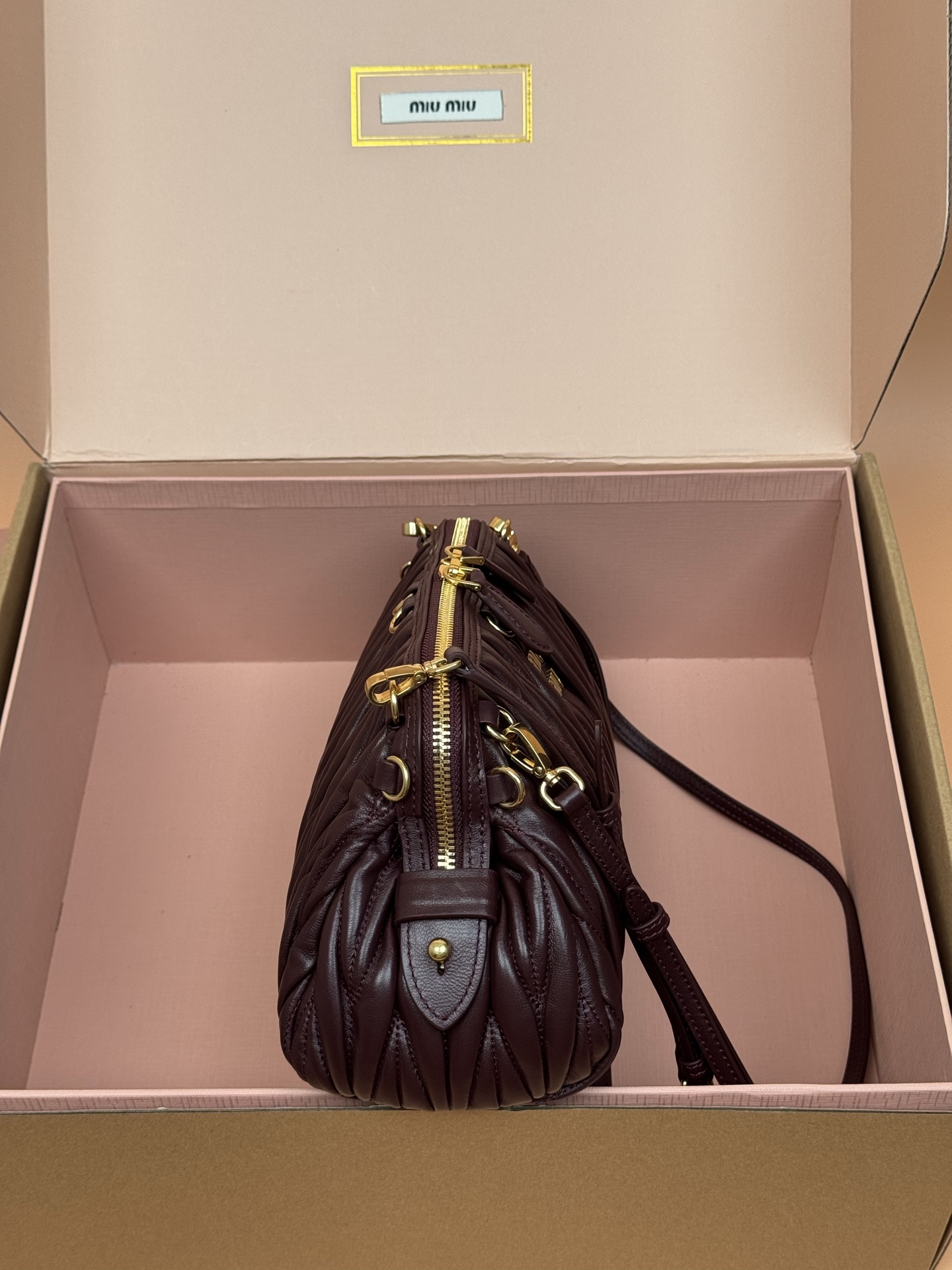 p920。【特级五金原厂皮】Matelass&eacute;羊皮革手袋～石南木

这款手袋采用Matelassa&eacute;工艺，立体纹理与精致盾质感为经典廓形带来全新演绎，结合了时装秀的灵感和现代女性气质，在风格实验和精致多样性之间取得了平衡。
～两条可拆卸滑动肩带
～金色五金配件
～拉链开合
～带衬里配贴袋
～正面字母徽标
尺寸:W28&times;H16&times;D12cm
編號：5BF130