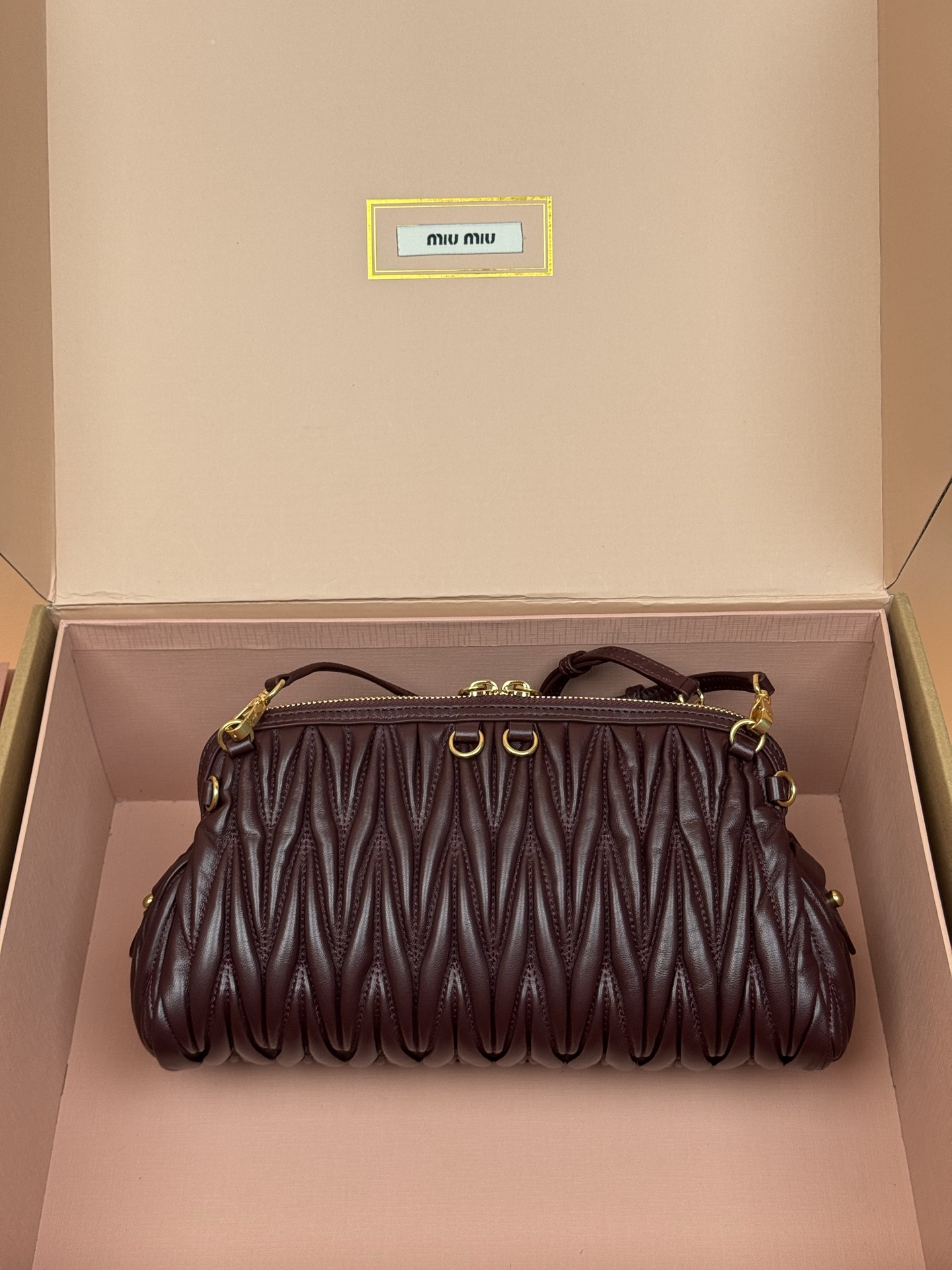 p920。【特级五金原厂皮】Matelass&eacute;羊皮革手袋～石南木

这款手袋采用Matelassa&eacute;工艺，立体纹理与精致盾质感为经典廓形带来全新演绎，结合了时装秀的灵感和现代女性气质，在风格实验和精致多样性之间取得了平衡。
～两条可拆卸滑动肩带
～金色五金配件
～拉链开合
～带衬里配贴袋
～正面字母徽标
尺寸:W28&times;H16&times;D12cm
編號：5BF130