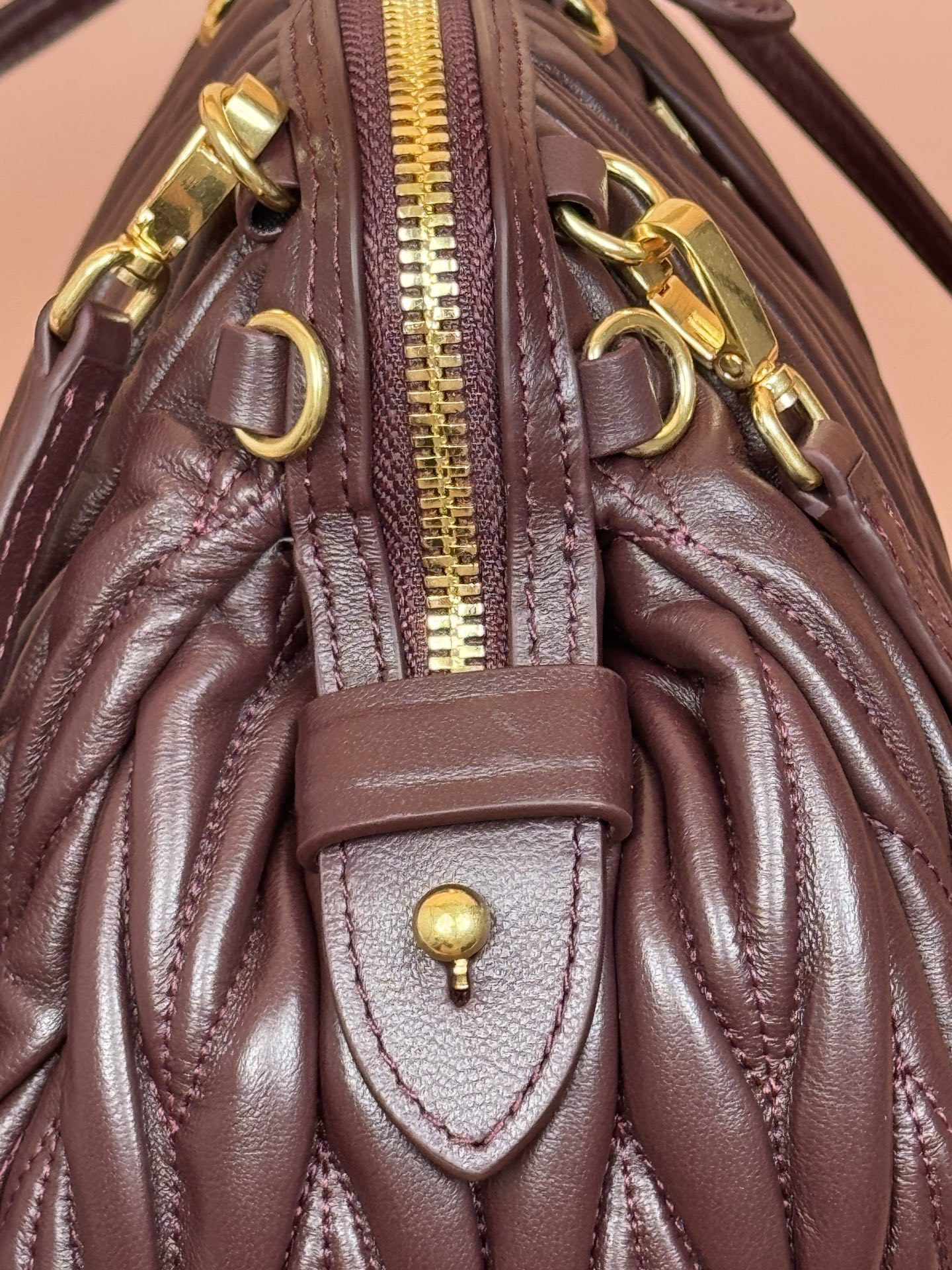 p920。【特级五金原厂皮】Matelass&eacute;羊皮革手袋～石南木

这款手袋采用Matelassa&eacute;工艺，立体纹理与精致盾质感为经典廓形带来全新演绎，结合了时装秀的灵感和现代女性气质，在风格实验和精致多样性之间取得了平衡。
～两条可拆卸滑动肩带
～金色五金配件
～拉链开合
～带衬里配贴袋
～正面字母徽标
尺寸:W28&times;H16&times;D12cm
編號：5BF130