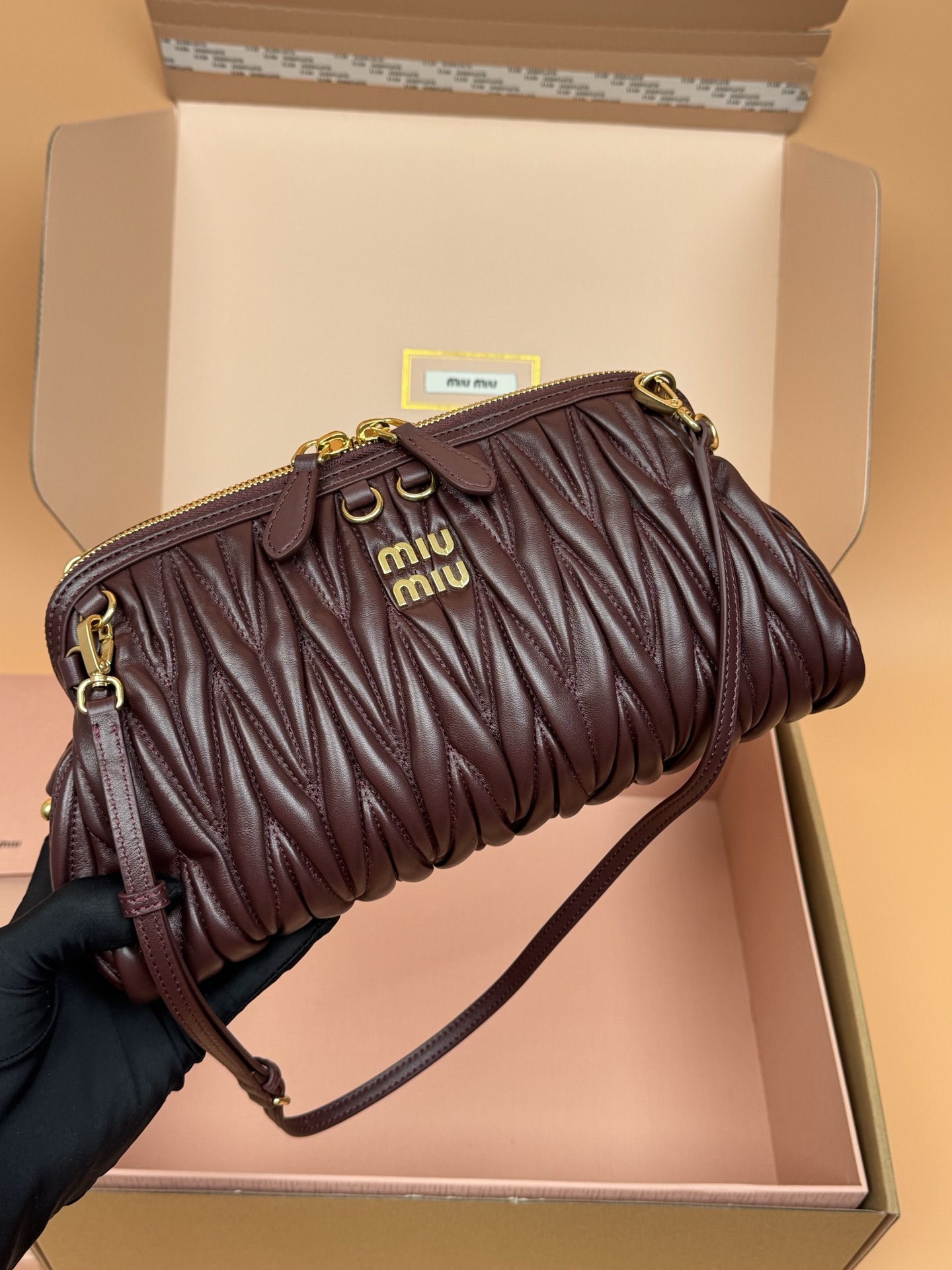 p920。【特级五金原厂皮】Matelass&eacute;羊皮革手袋～石南木

这款手袋采用Matelassa&eacute;工艺，立体纹理与精致盾质感为经典廓形带来全新演绎，结合了时装秀的灵感和现代女性气质，在风格实验和精致多样性之间取得了平衡。
～两条可拆卸滑动肩带
～金色五金配件
～拉链开合
～带衬里配贴袋
～正面字母徽标
尺寸:W28&times;H16&times;D12cm
編號：5BF130