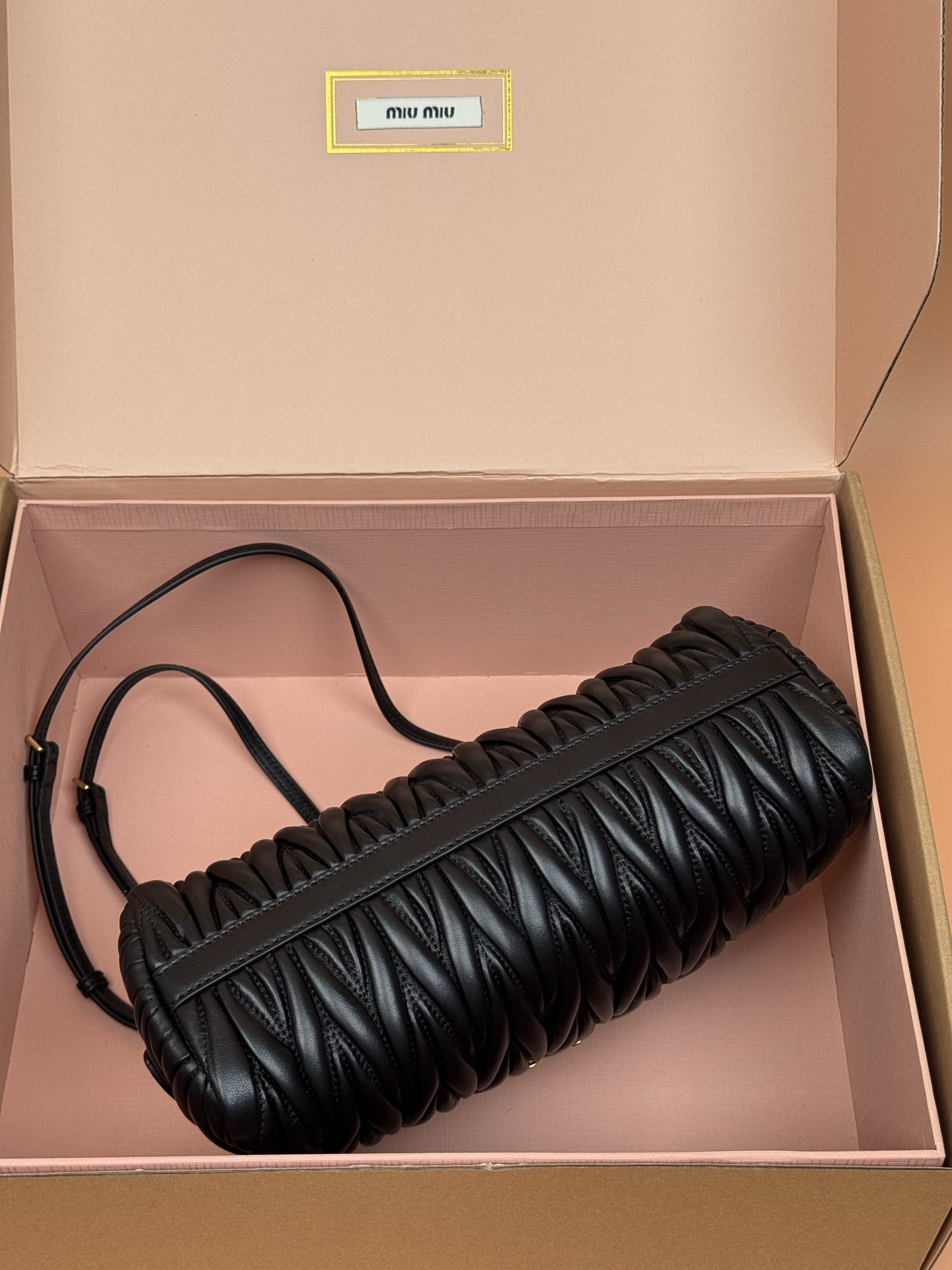 p920。【特级五金原厂皮】Matelass&eacute;羊皮革手袋～黑色

这款手袋采用Matelassa&eacute;工艺，立体纹理与精致盾质感为经典廓形带来全新演绎，结合了时装秀的灵感和现代女性气质，在风格实验和精致多样性之间取得了平衡。
～两条可拆卸滑动肩带
～金色五金配件
～拉链开合
～带衬里配贴袋
～正面字母徽标
尺寸:W28&times;H16&times;D12cm
編號：5BF130