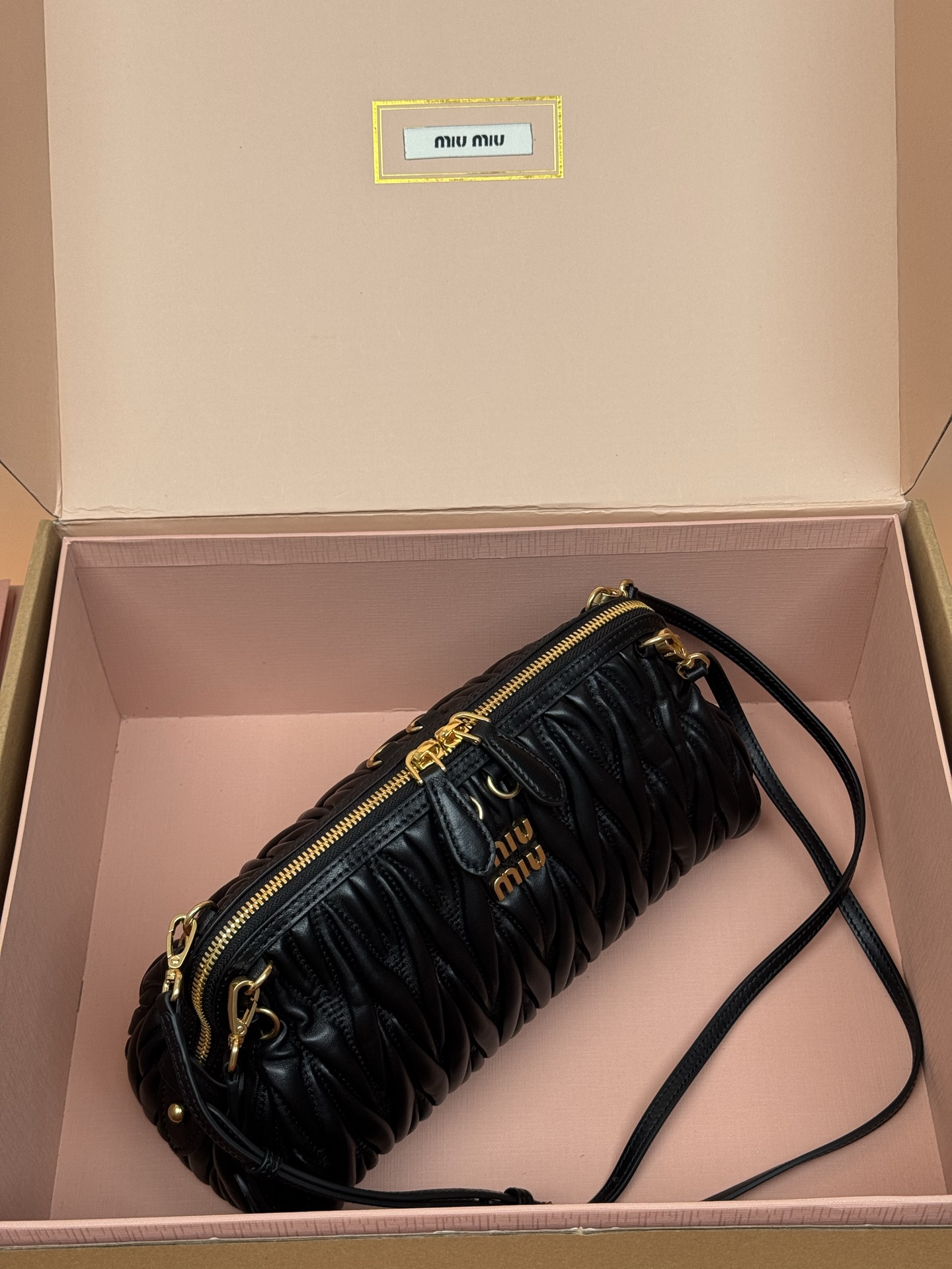 p920。【特级五金原厂皮】Matelass&eacute;羊皮革手袋～黑色

这款手袋采用Matelassa&eacute;工艺，立体纹理与精致盾质感为经典廓形带来全新演绎，结合了时装秀的灵感和现代女性气质，在风格实验和精致多样性之间取得了平衡。
～两条可拆卸滑动肩带
～金色五金配件
～拉链开合
～带衬里配贴袋
～正面字母徽标
尺寸:W28&times;H16&times;D12cm
編號：5BF130