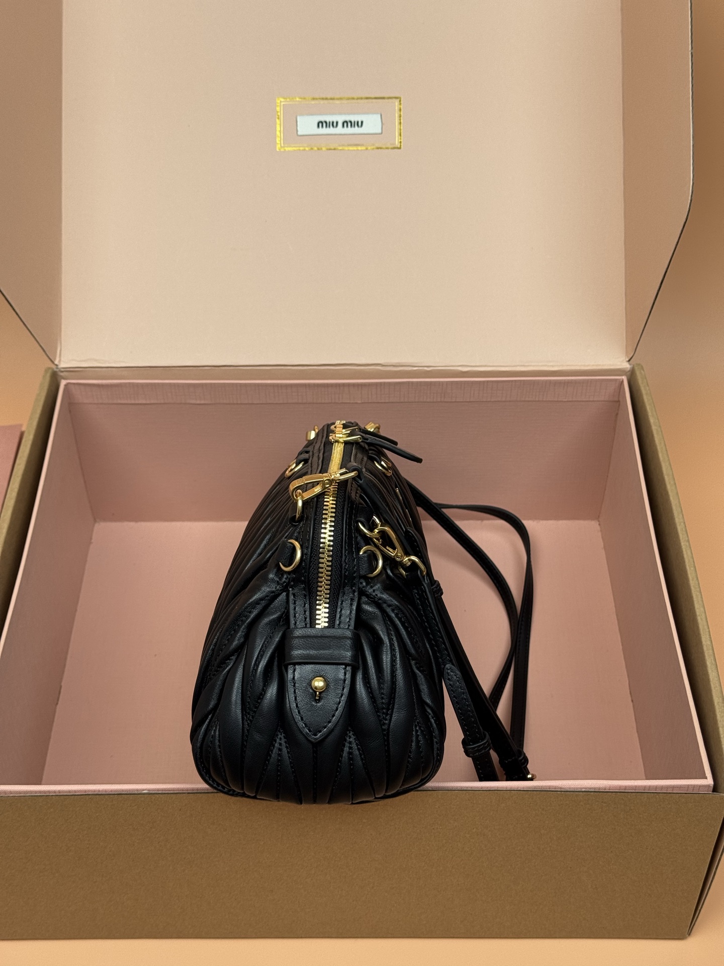 p920。【特级五金原厂皮】Matelass&eacute;羊皮革手袋～黑色

这款手袋采用Matelassa&eacute;工艺，立体纹理与精致盾质感为经典廓形带来全新演绎，结合了时装秀的灵感和现代女性气质，在风格实验和精致多样性之间取得了平衡。
～两条可拆卸滑动肩带
～金色五金配件
～拉链开合
～带衬里配贴袋
～正面字母徽标
尺寸:W28&times;H16&times;D12cm
編號：5BF130