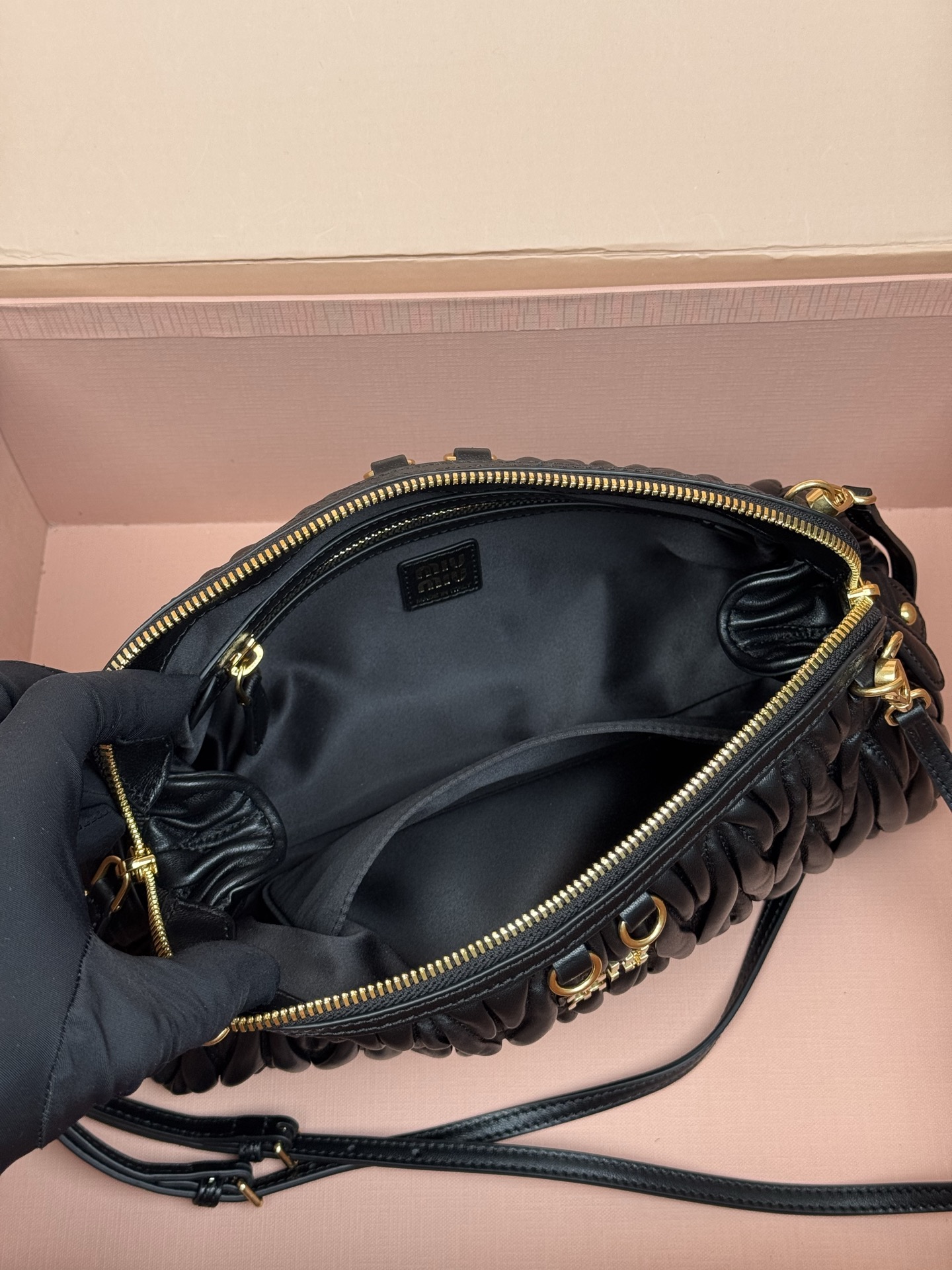 p920。【特级五金原厂皮】Matelass&eacute;羊皮革手袋～黑色

这款手袋采用Matelassa&eacute;工艺，立体纹理与精致盾质感为经典廓形带来全新演绎，结合了时装秀的灵感和现代女性气质，在风格实验和精致多样性之间取得了平衡。
～两条可拆卸滑动肩带
～金色五金配件
～拉链开合
～带衬里配贴袋
～正面字母徽标
尺寸:W28&times;H16&times;D12cm
編號：5BF130