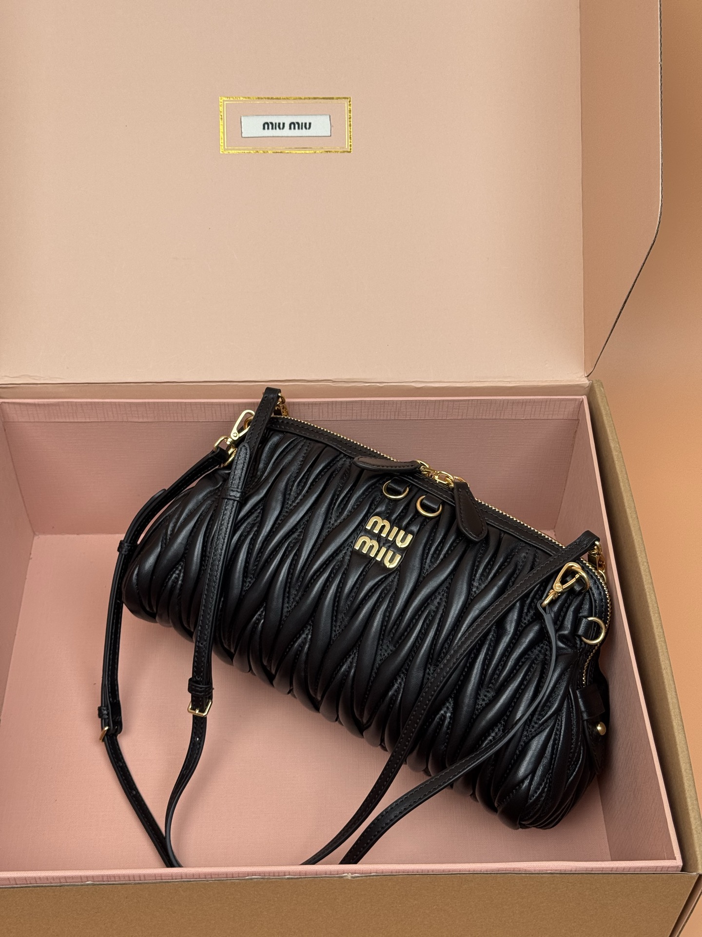 p920。【特级五金原厂皮】Matelass&eacute;羊皮革手袋～黑色

这款手袋采用Matelassa&eacute;工艺，立体纹理与精致盾质感为经典廓形带来全新演绎，结合了时装秀的灵感和现代女性气质，在风格实验和精致多样性之间取得了平衡。
～两条可拆卸滑动肩带
～金色五金配件
～拉链开合
～带衬里配贴袋
～正面字母徽标
尺寸:W28&times;H16&times;D12cm
編號：5BF130