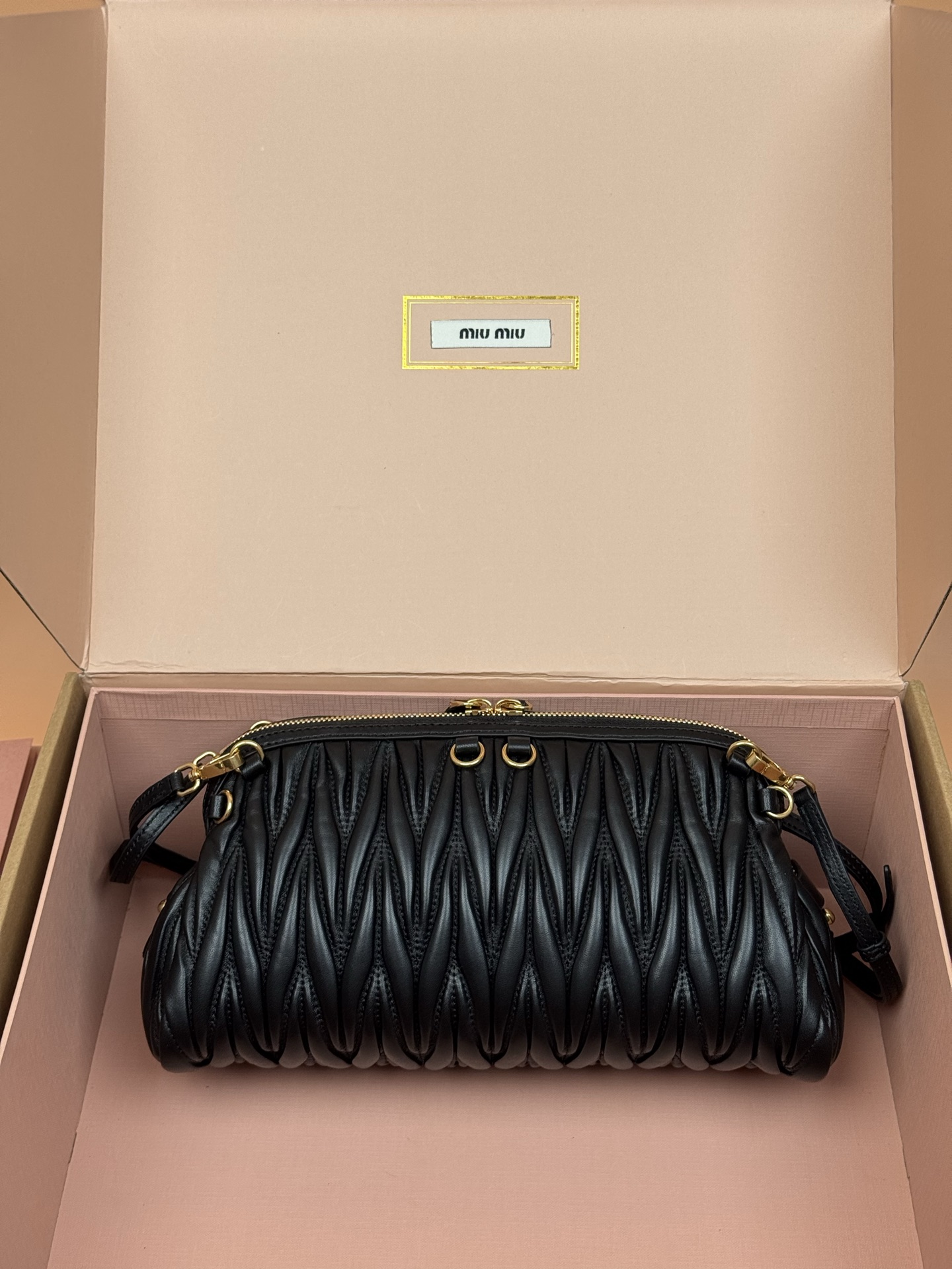 p920。【特级五金原厂皮】Matelass&eacute;羊皮革手袋～黑色

这款手袋采用Matelassa&eacute;工艺，立体纹理与精致盾质感为经典廓形带来全新演绎，结合了时装秀的灵感和现代女性气质，在风格实验和精致多样性之间取得了平衡。
～两条可拆卸滑动肩带
～金色五金配件
～拉链开合
～带衬里配贴袋
～正面字母徽标
尺寸:W28&times;H16&times;D12cm
編號：5BF130