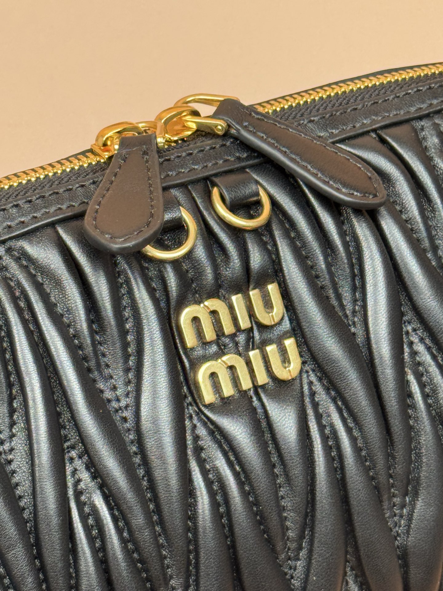 p920。【特级五金原厂皮】Matelass&eacute;羊皮革手袋～黑色

这款手袋采用Matelassa&eacute;工艺，立体纹理与精致盾质感为经典廓形带来全新演绎，结合了时装秀的灵感和现代女性气质，在风格实验和精致多样性之间取得了平衡。
～两条可拆卸滑动肩带
～金色五金配件
～拉链开合
～带衬里配贴袋
～正面字母徽标
尺寸:W28&times;H16&times;D12cm
編號：5BF130