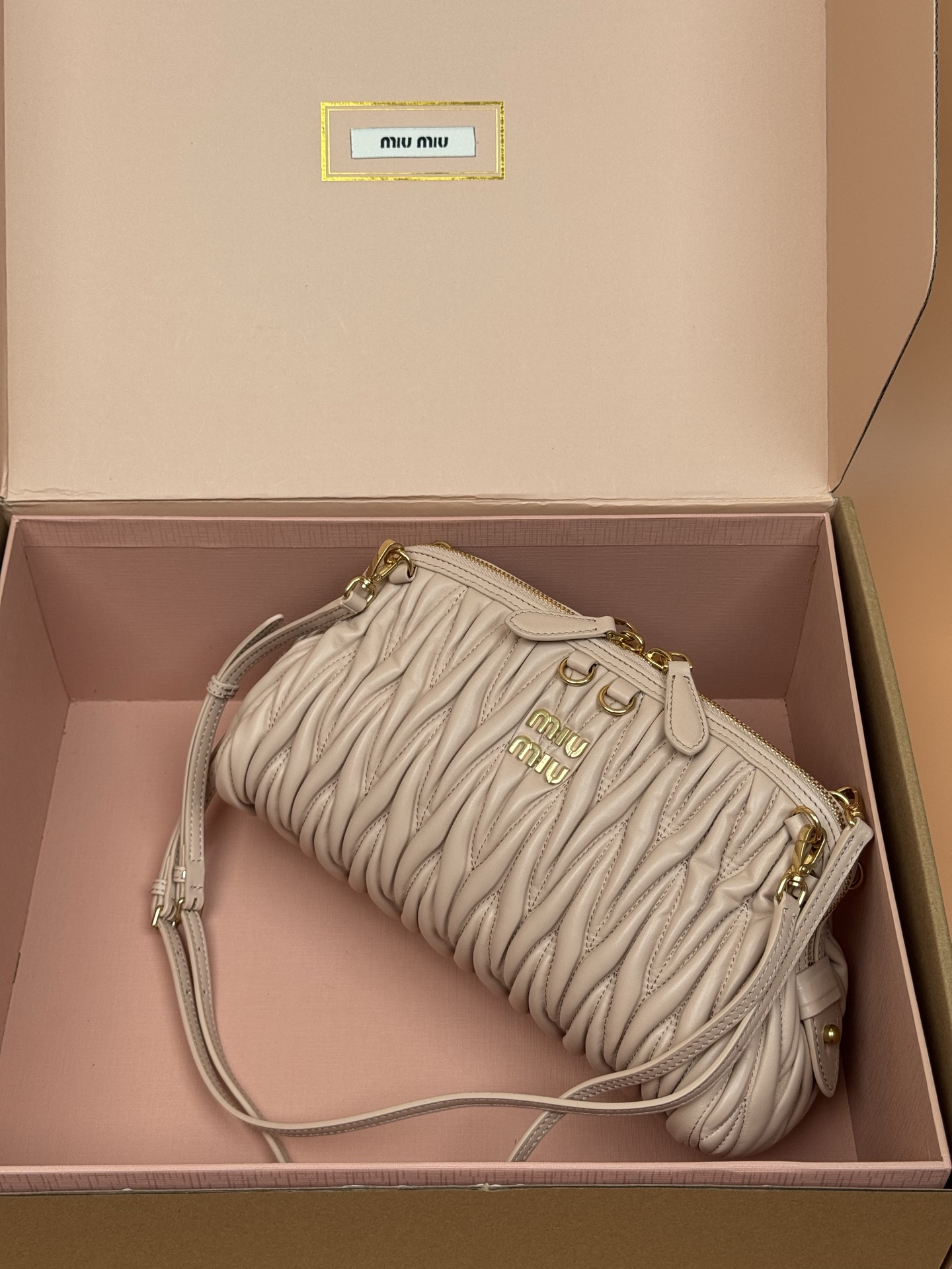 p920。【特级五金原厂皮】Matelass&eacute;羊皮革手袋～粉色

这款手袋采用Matelassa&eacute;工艺，立体纹理与精致盾质感为经典廓形带来全新演绎，结合了时装秀的灵感和现代女性气质，在风格实验和精致多样性之间取得了平衡。
～两条可拆卸滑动肩带
～金色五金配件
～拉链开合
～带衬里配贴袋
～正面字母徽标
尺寸:W28&times;H16&times;D12cm
編號：5BF130