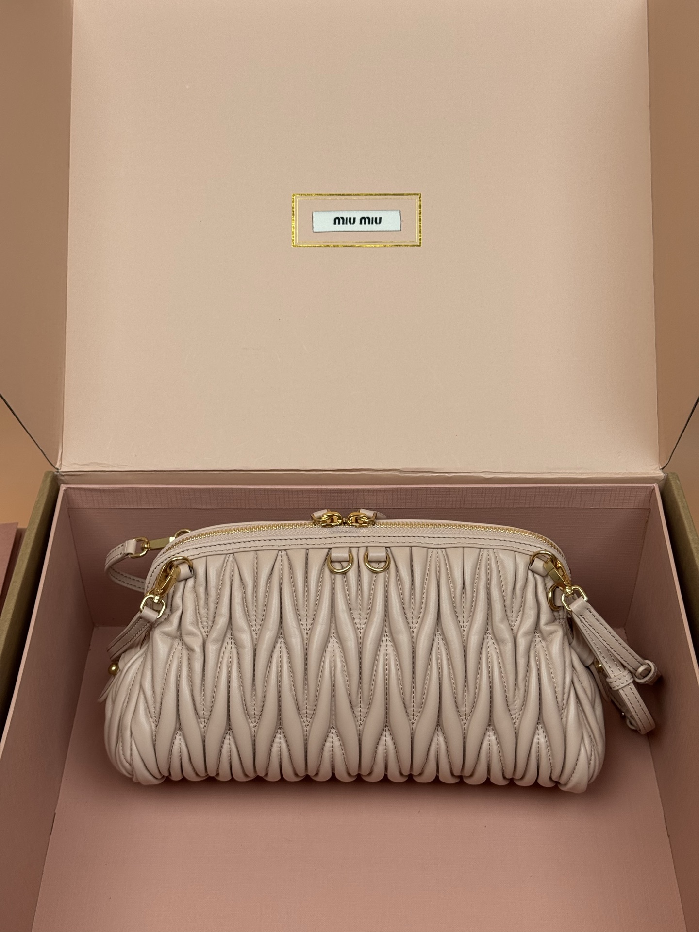 p920。【特级五金原厂皮】Matelass&eacute;羊皮革手袋～粉色

这款手袋采用Matelassa&eacute;工艺，立体纹理与精致盾质感为经典廓形带来全新演绎，结合了时装秀的灵感和现代女性气质，在风格实验和精致多样性之间取得了平衡。
～两条可拆卸滑动肩带
～金色五金配件
～拉链开合
～带衬里配贴袋
～正面字母徽标
尺寸:W28&times;H16&times;D12cm
編號：5BF130