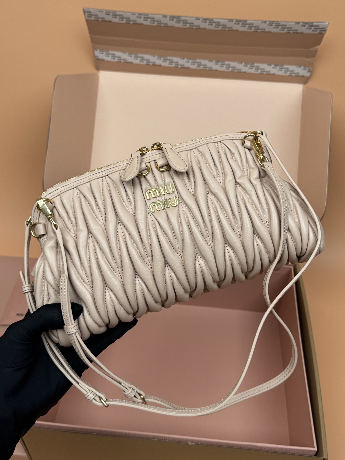 p920。【特级五金原厂皮】Matelass&eacute;羊皮革手袋～粉色

这款手袋采用Matelassa&eacute;工艺，立体纹理与精致盾质感为经典廓形带来全新演绎，结合了时装秀的灵感和现代女性气质，在风格实验和精致多样性之间取得了平衡。
～两条可拆卸滑动肩带
～金色五金配件
～拉链开合
～带衬里配贴袋
～正面字母徽标
尺寸:W28&times;H16&times;D12cm
編號：5BF130