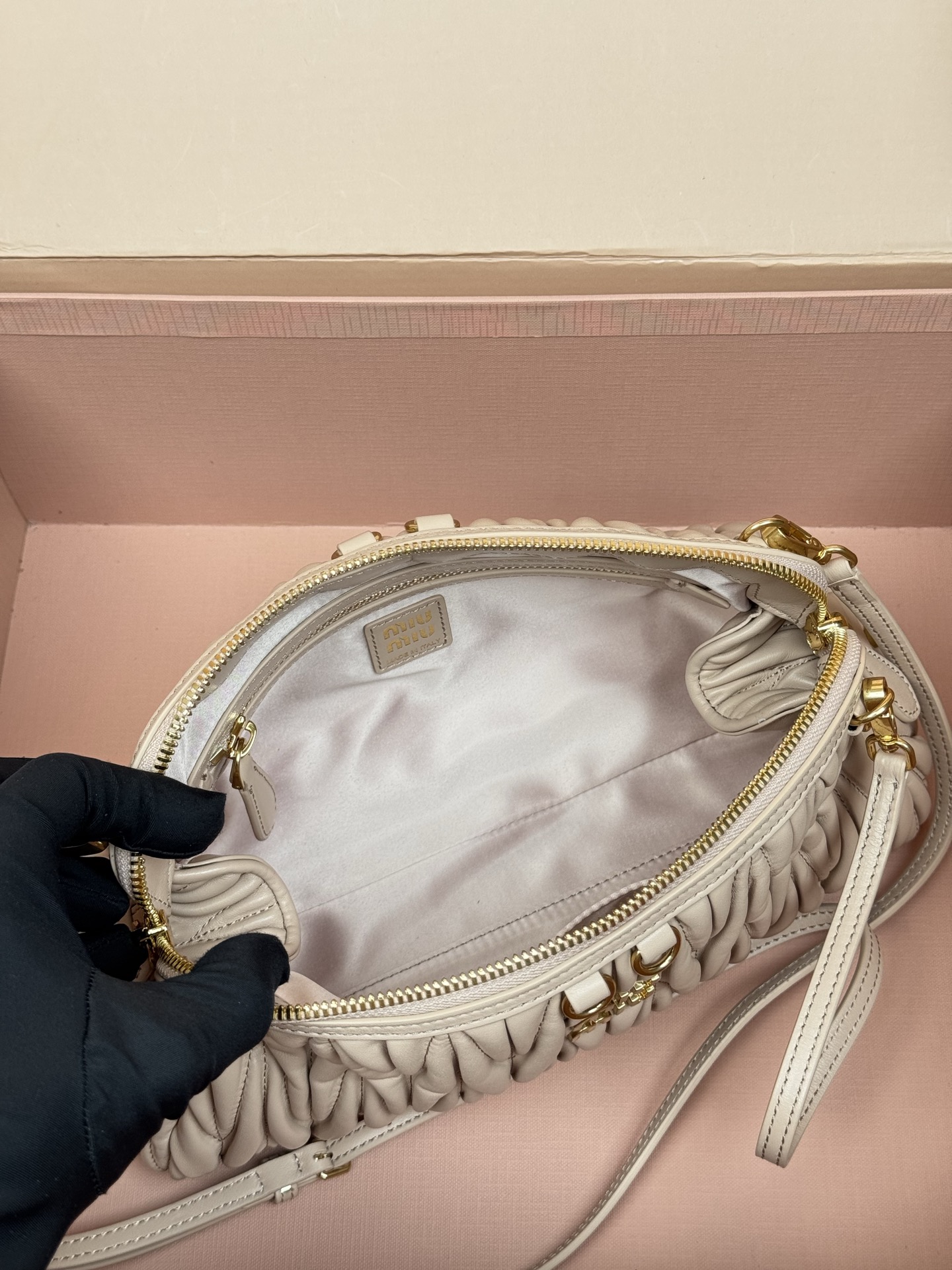 p920。【特级五金原厂皮】Matelass&eacute;羊皮革手袋～粉色

这款手袋采用Matelassa&eacute;工艺，立体纹理与精致盾质感为经典廓形带来全新演绎，结合了时装秀的灵感和现代女性气质，在风格实验和精致多样性之间取得了平衡。
～两条可拆卸滑动肩带
～金色五金配件
～拉链开合
～带衬里配贴袋
～正面字母徽标
尺寸:W28&times;H16&times;D12cm
編號：5BF130