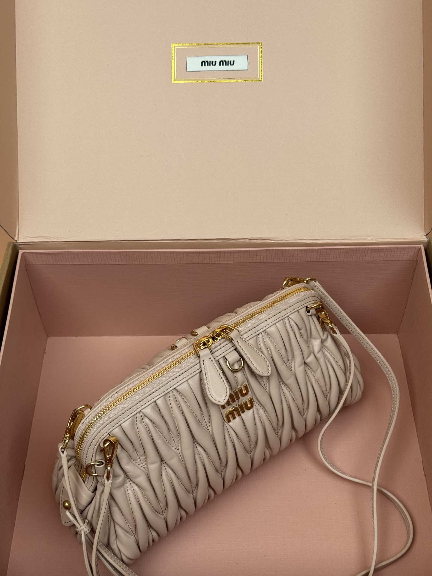 p920。【特级五金原厂皮】Matelass&eacute;羊皮革手袋～粉色

这款手袋采用Matelassa&eacute;工艺，立体纹理与精致盾质感为经典廓形带来全新演绎，结合了时装秀的灵感和现代女性气质，在风格实验和精致多样性之间取得了平衡。
～两条可拆卸滑动肩带
～金色五金配件
～拉链开合
～带衬里配贴袋
～正面字母徽标
尺寸:W28&times;H16&times;D12cm
編號：5BF130