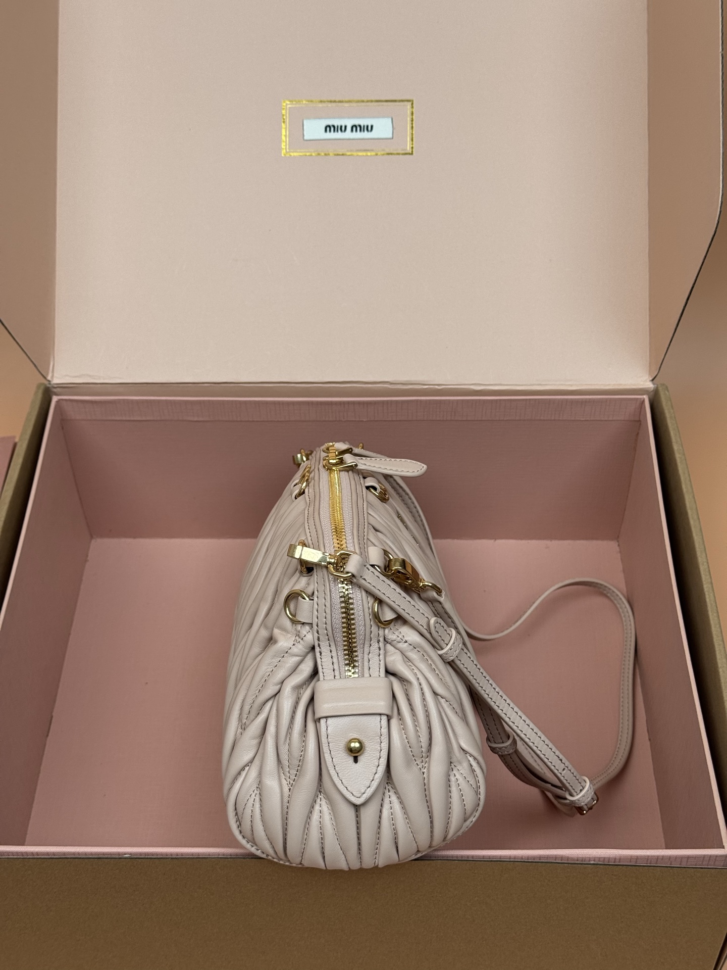 p920。【特级五金原厂皮】Matelass&eacute;羊皮革手袋～粉色

这款手袋采用Matelassa&eacute;工艺，立体纹理与精致盾质感为经典廓形带来全新演绎，结合了时装秀的灵感和现代女性气质，在风格实验和精致多样性之间取得了平衡。
～两条可拆卸滑动肩带
～金色五金配件
～拉链开合
～带衬里配贴袋
～正面字母徽标
尺寸:W28&times;H16&times;D12cm
編號：5BF130