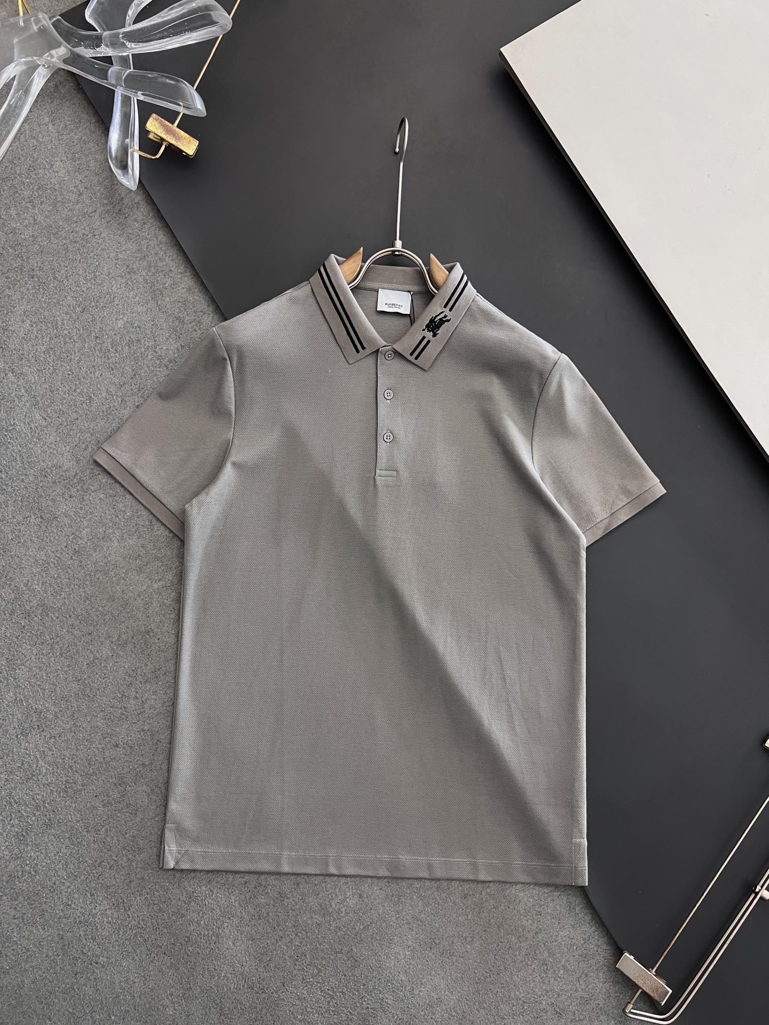 Bur*2024春夏新款男士短袖Polo衫品牌最新设计元素！既不单调也不复杂,恰到好处的展现品味！客供顶