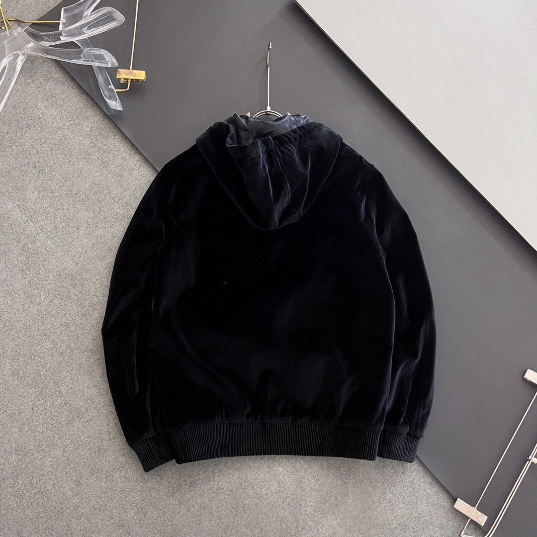 Prad*丝绒连帽夹克外套此款夹克外套选用了P家专业定制丝绒面料制成表面整洁光滑且富有光泽质感透过屏幕都