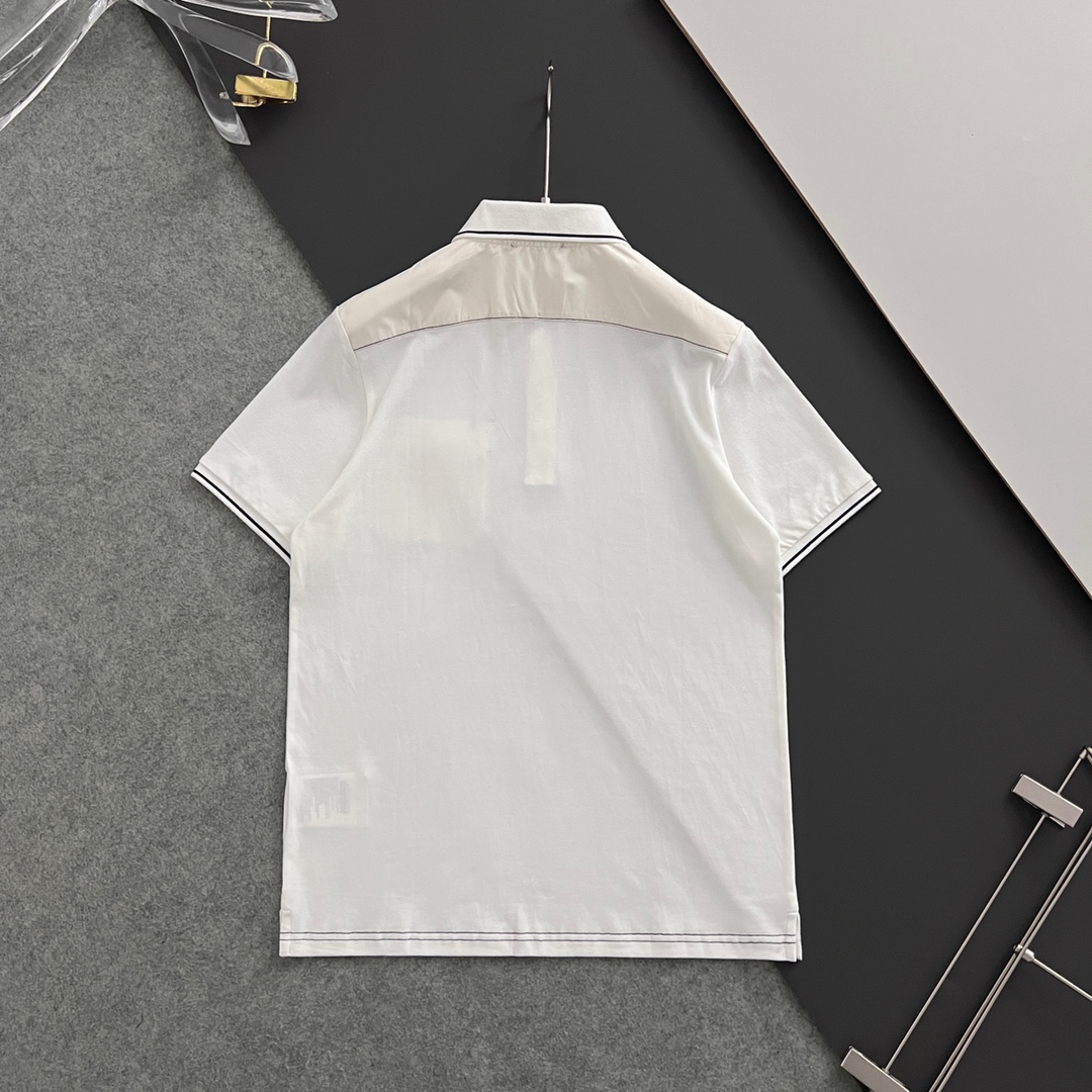 Prad*2024春夏新款男士短袖Polo衫品牌最新设计元素！既不单调也不复杂,恰到好处的展现品味！客供